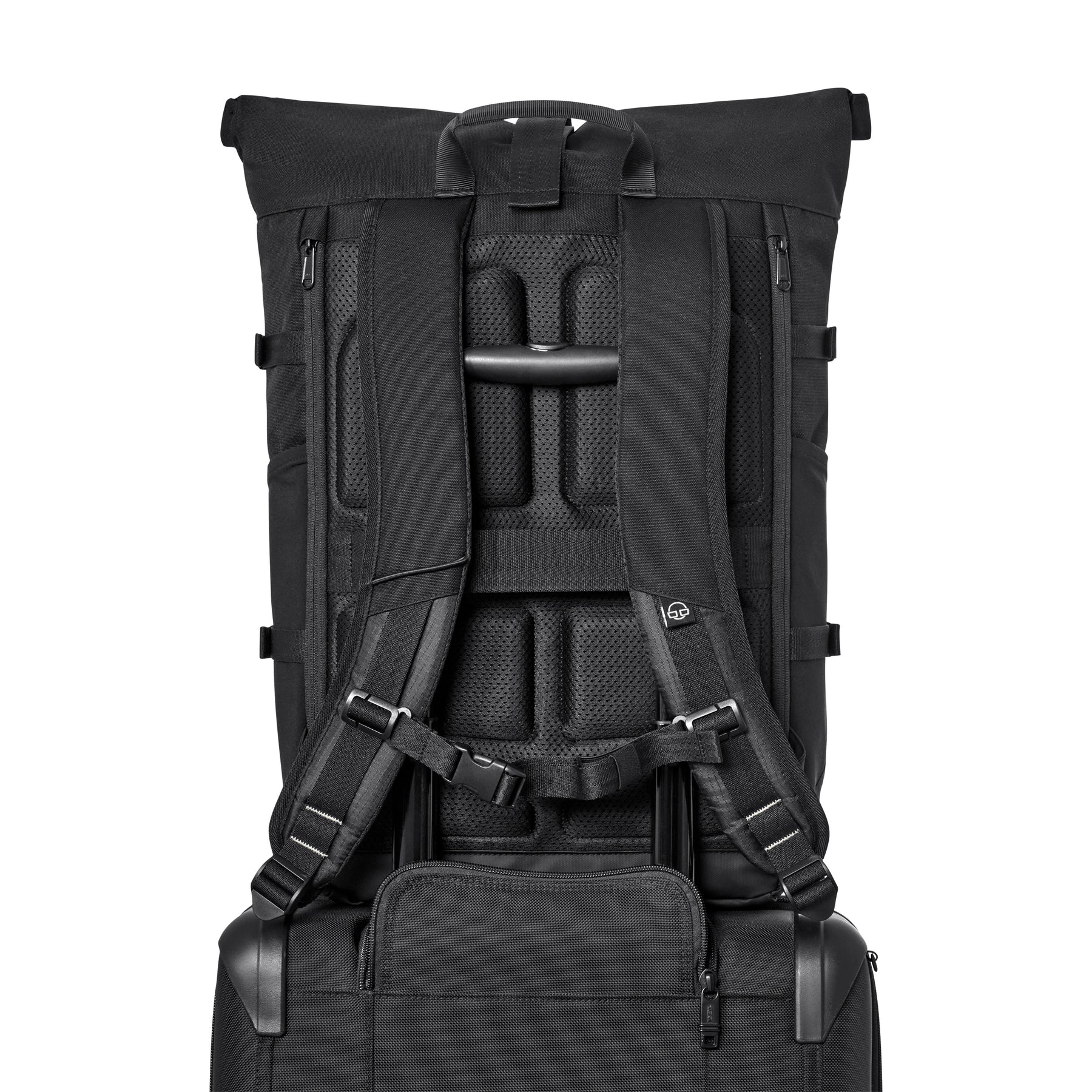 Rückansicht des schwarzen Rolltop-Rucksacks 'Allen Large Move' mit gepolsterten Schultergurten und Halterung auf schwarzem Trolleygriff