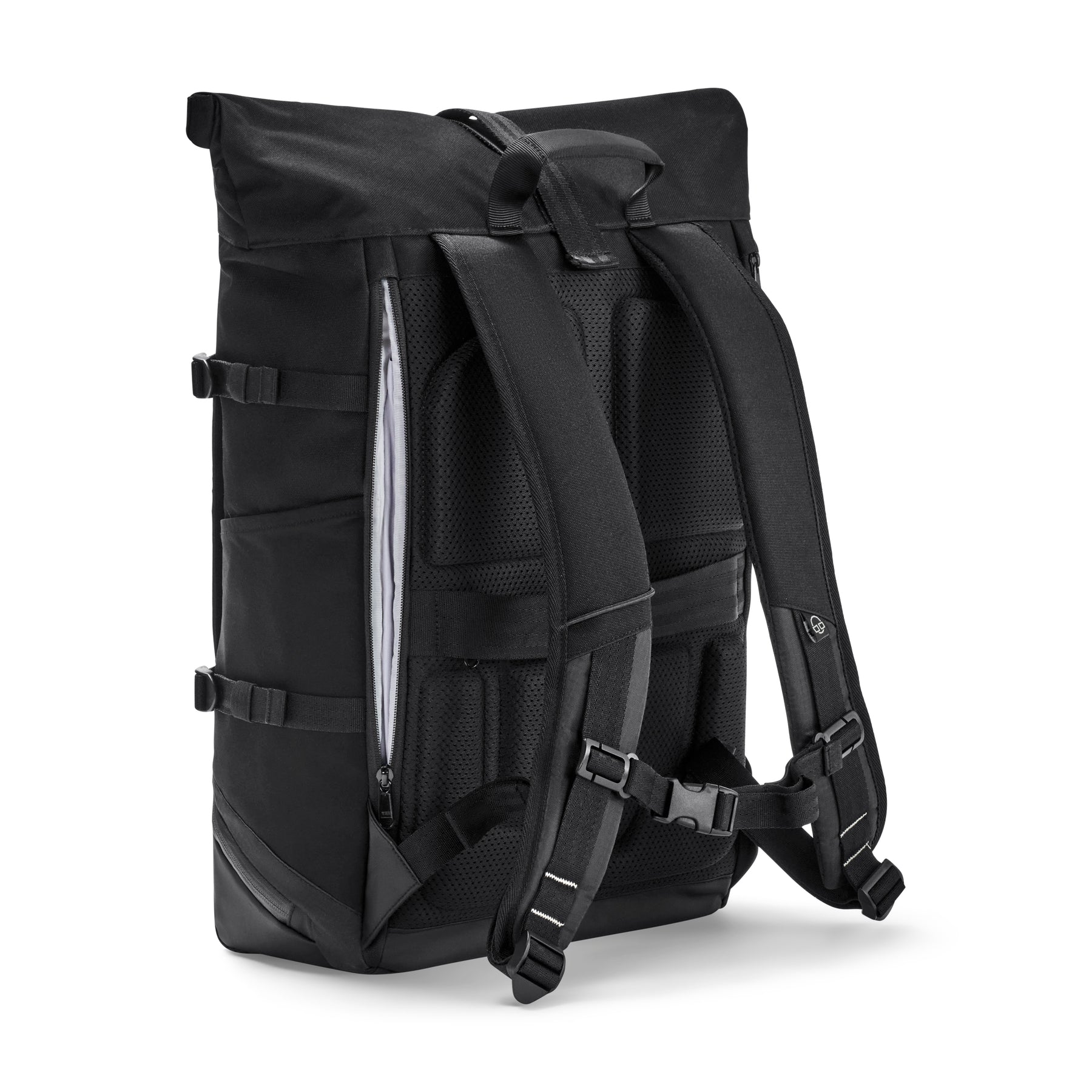 Rückseite des schwarzen Rolltop Rucksacks Allen Large Move mit gepolsterten Schultergurten und Schnellzugriff-Reißverschluss