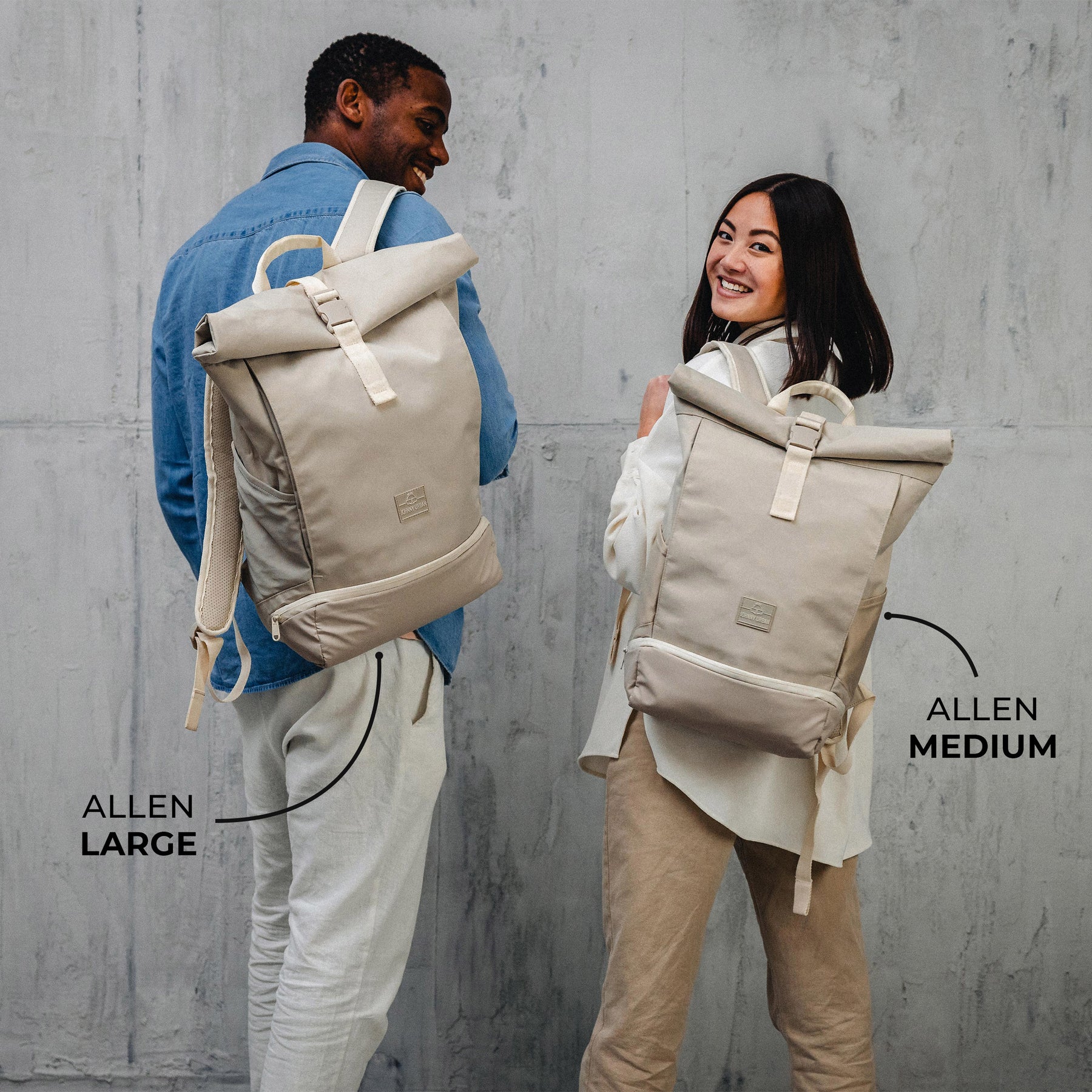 Zwei Personen tragen beige Rolltop Rucksäcke der Marke Johnny Urban, Modell Allen Large und Allen Medium