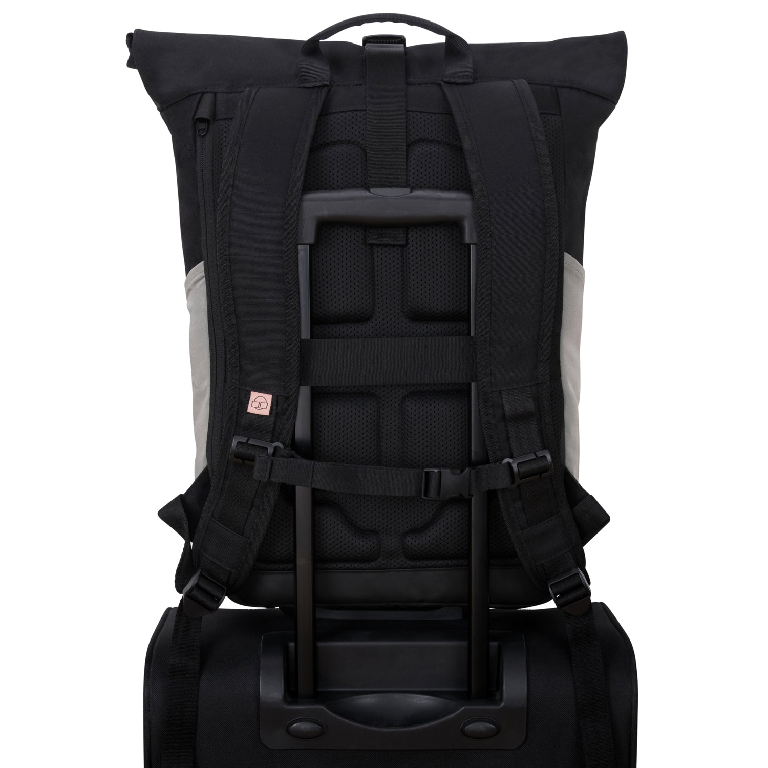 Rolltop Rucksack 'Allen Large' in Schwarz mit gepolstertem Rücken, verstellbaren Schultergurten und Reisverschluss an der Seite, auf Trolleygriff befestigt