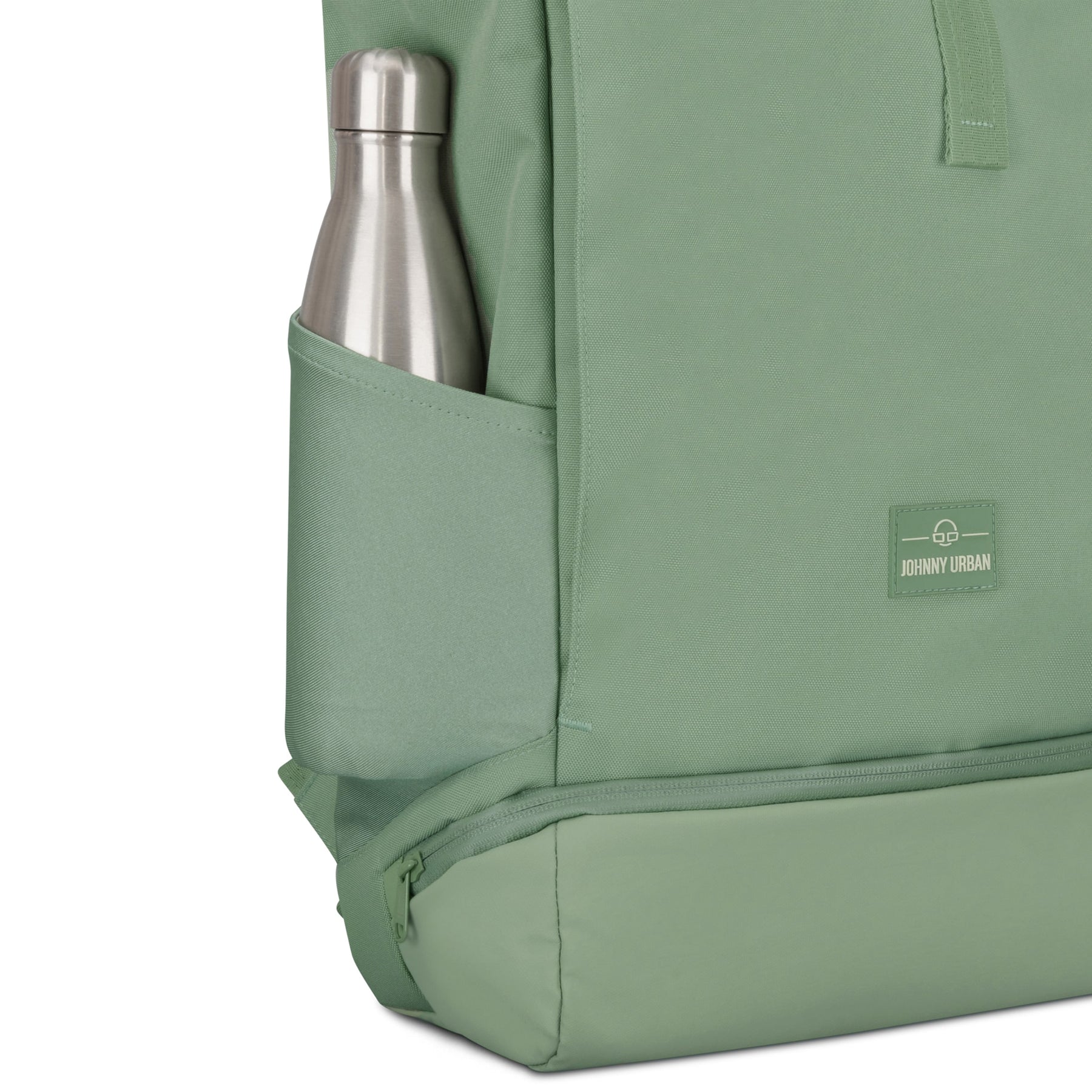 Grüner Rolltop Rucksack 'Allen Medium' von Johnny Urban mit einer Edelstahlflasche in der Seitentasche