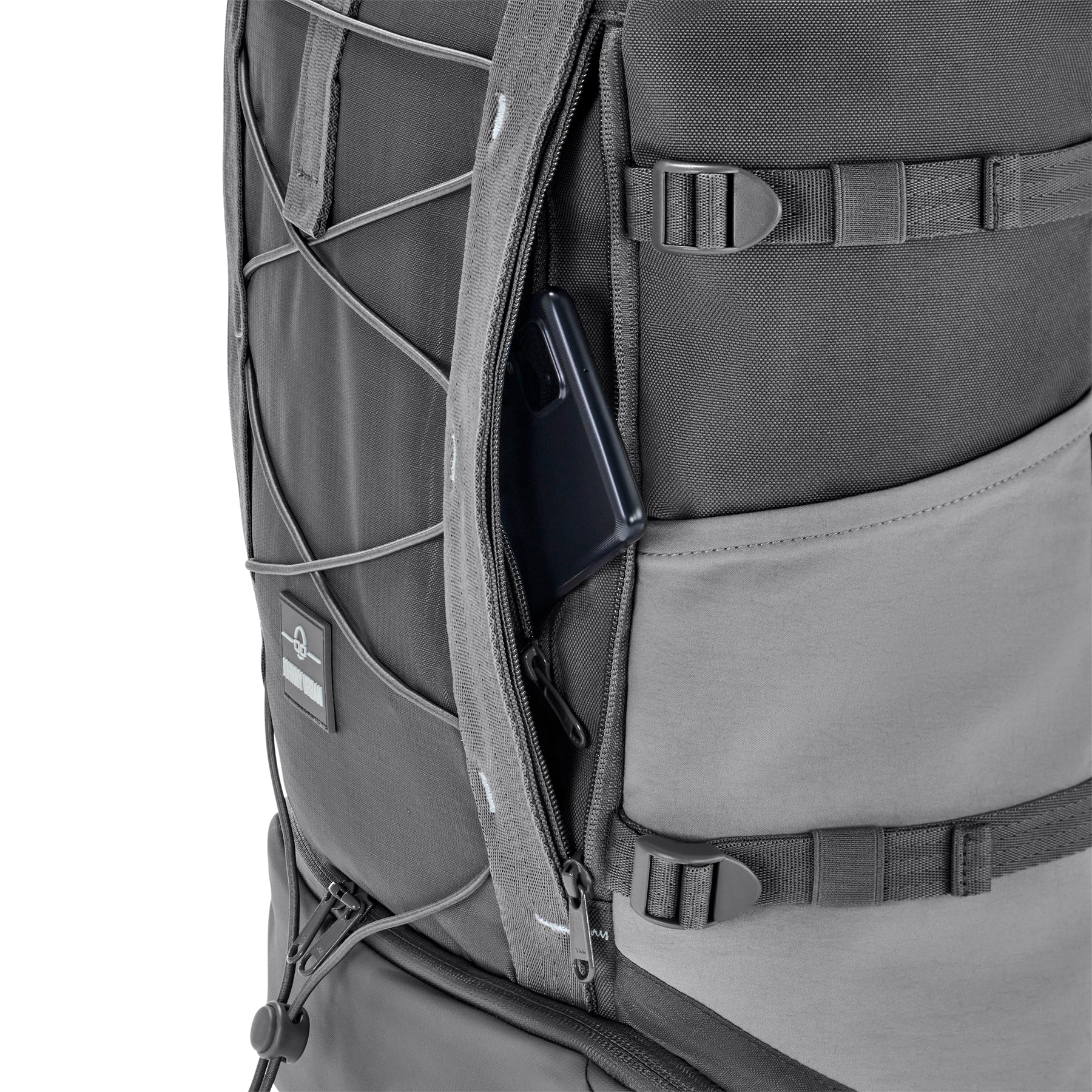 Rolltop Rucksack 'Allen Large Move' in Grau mit offenem Reißverschluss und Smartphone in Geheimfach