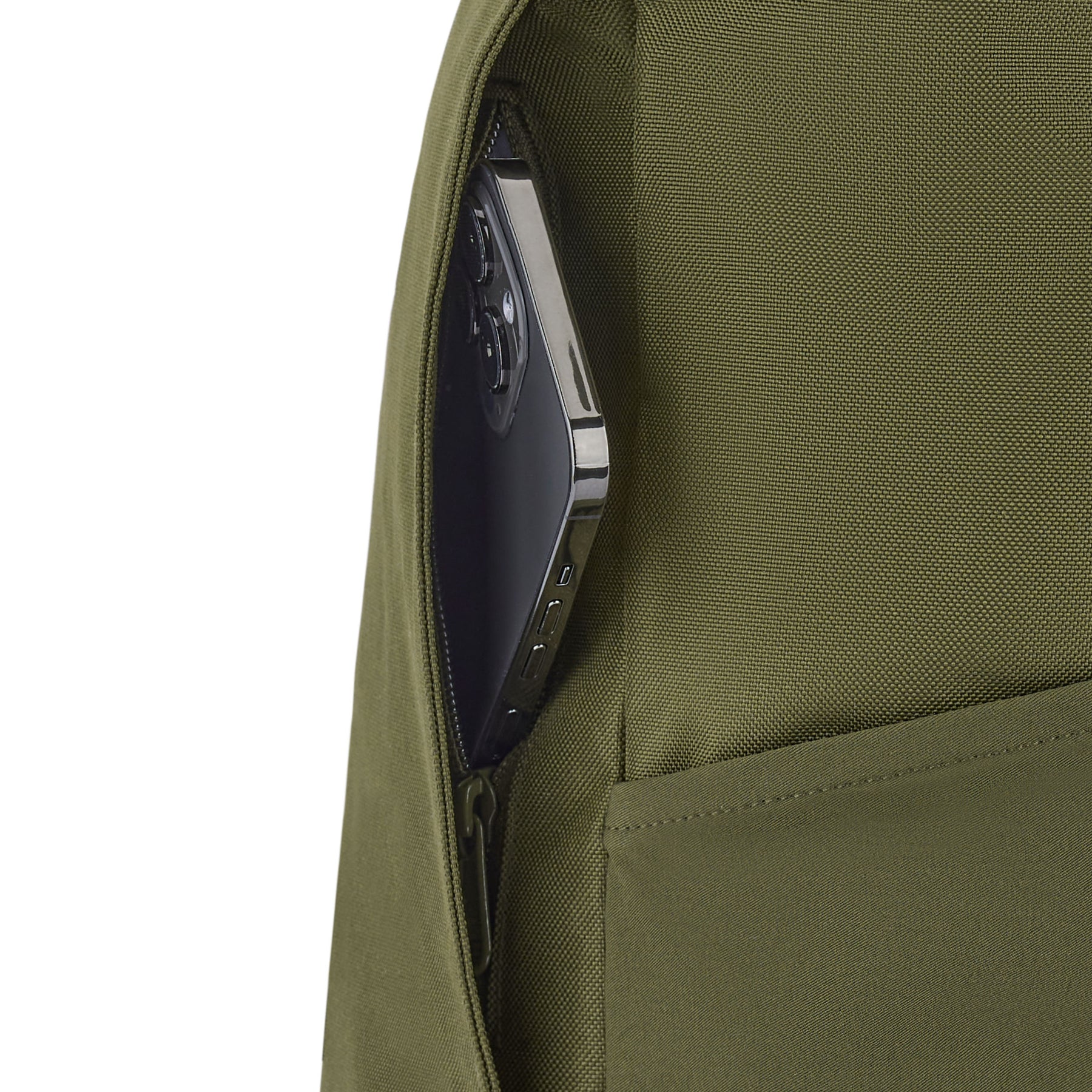 Olivegrüner Rolltop Rucksack "Allen Medium" mit halb geöffnetem Geheimfach und Smartphone darin