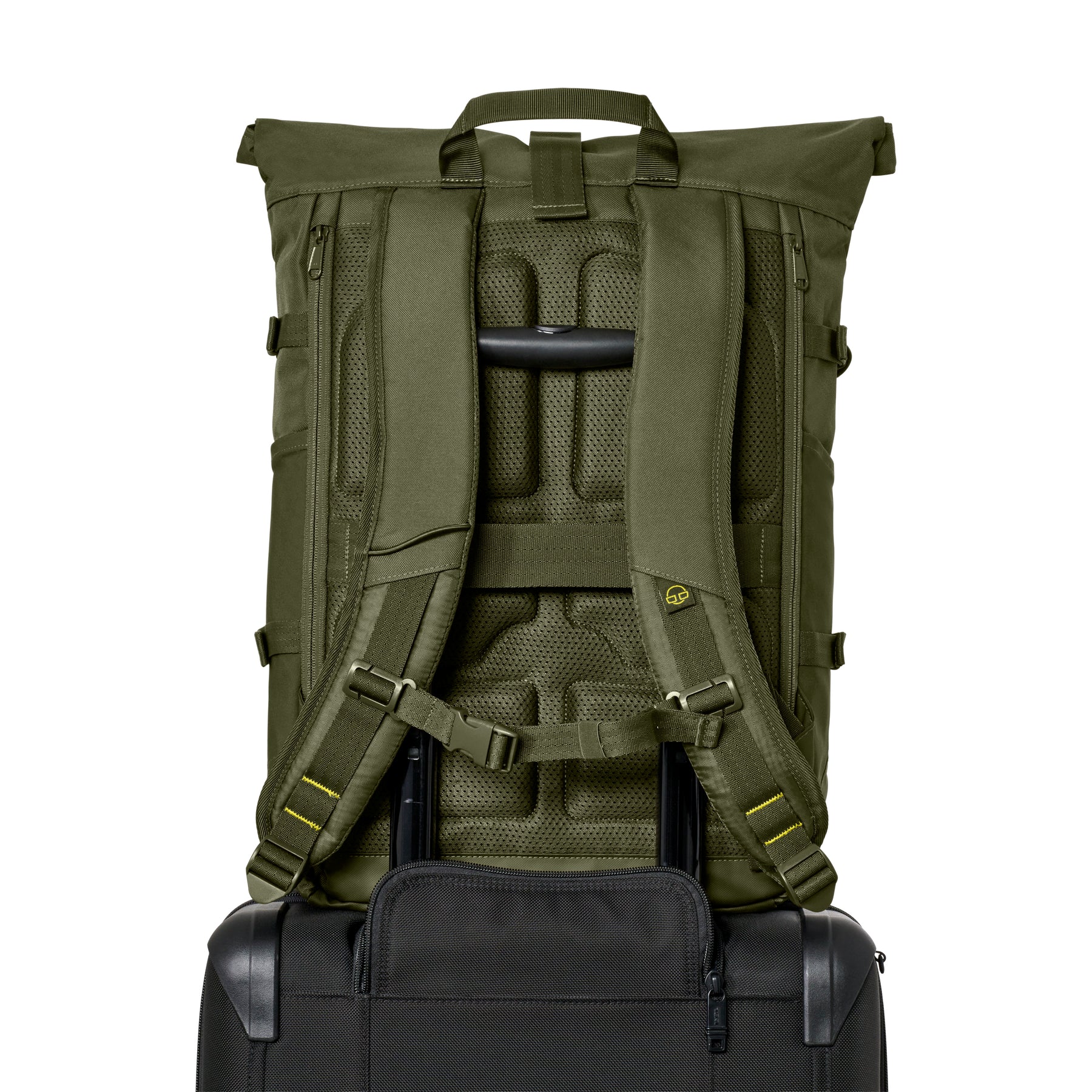 Rückansicht des olivgrünen Rolltop-Rucksacks 'Allen Large Move' auf einem Trolleygriff