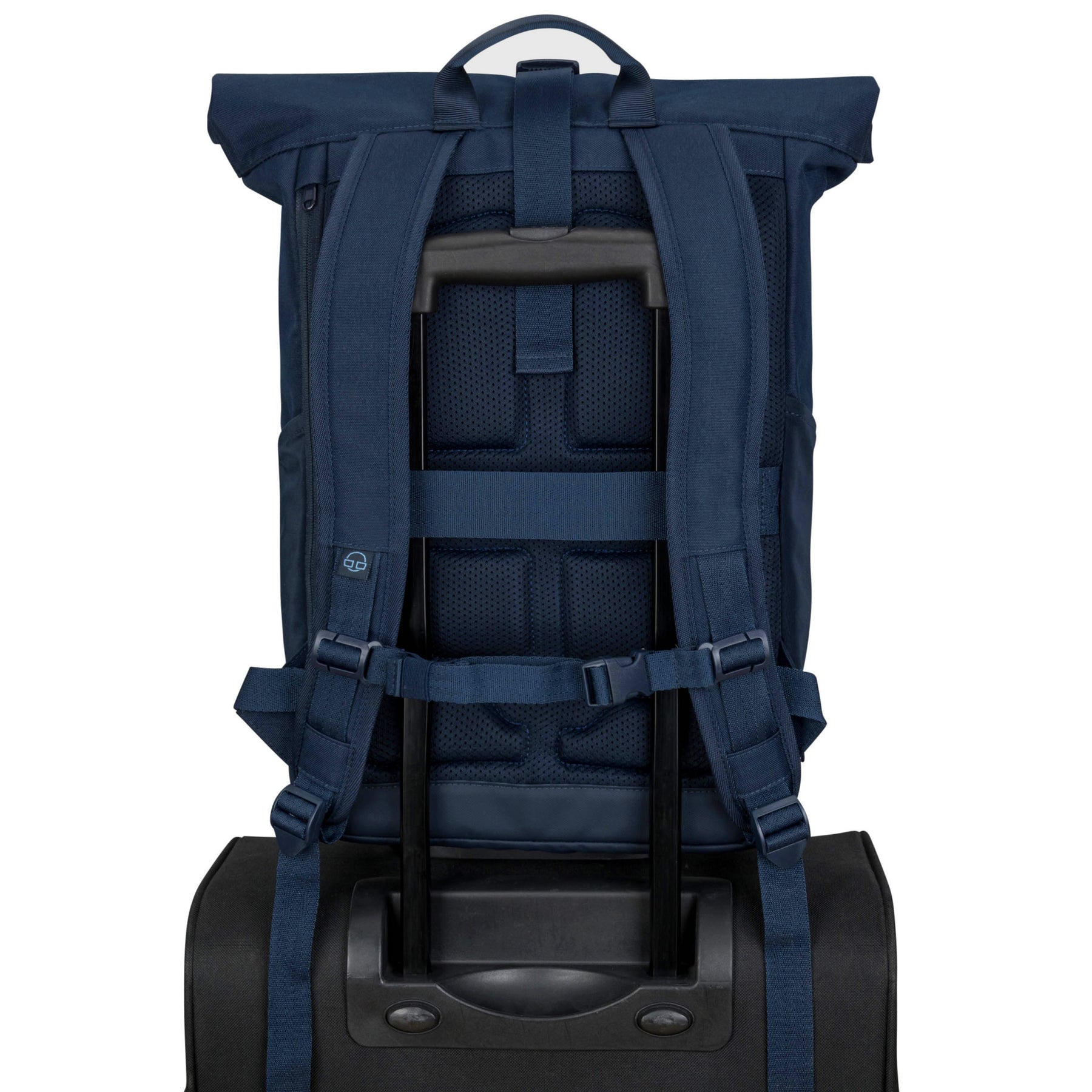 Rückseite des blauen Rolltop-Rucksacks Allen Medium von Johnny Urban auf einem Trolleygriff