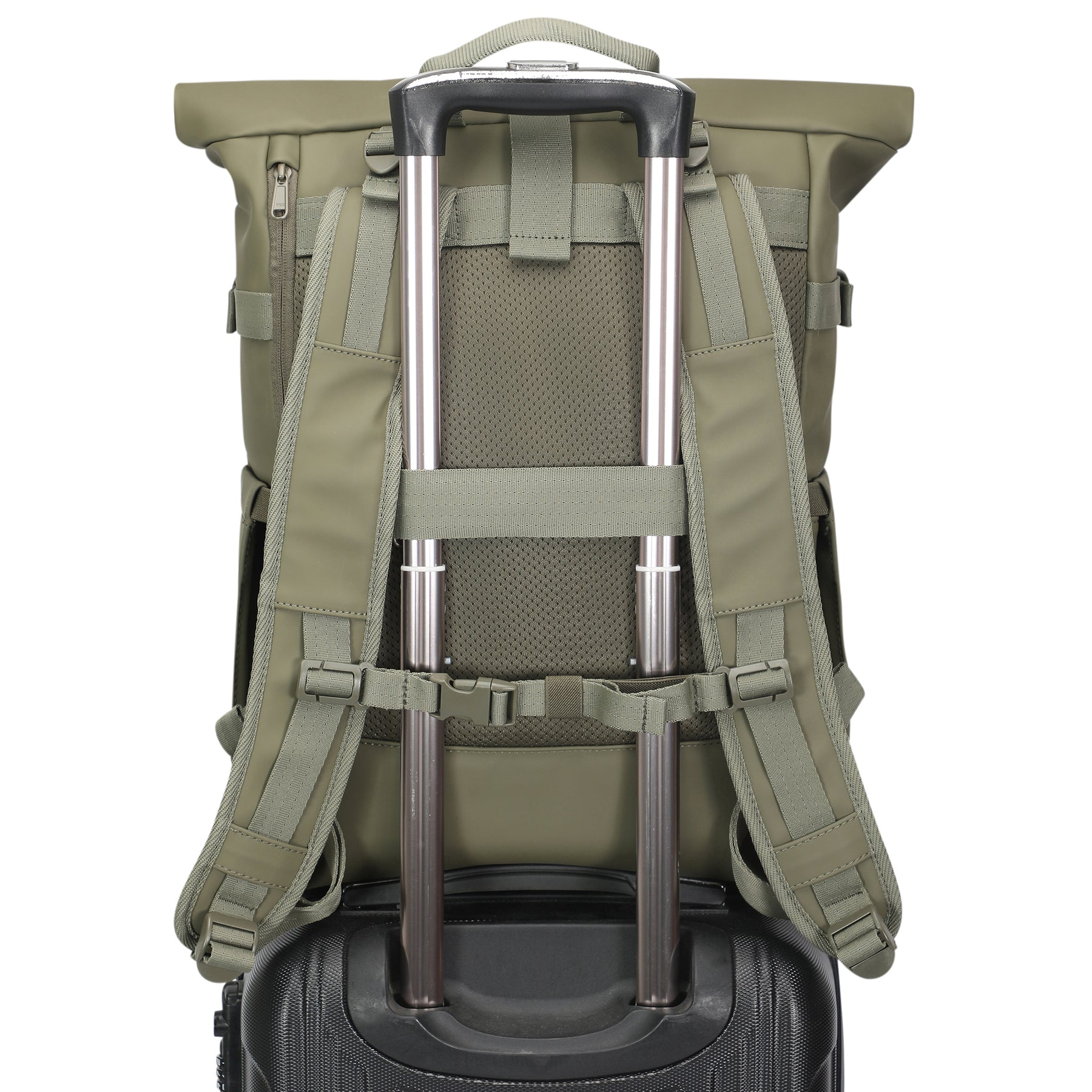 Rückansicht des Rolltop Rucksacks Harvey Large in Oliv, befestigt an einem Teleskopgriff eines schwarzen Handgepäckkoffers