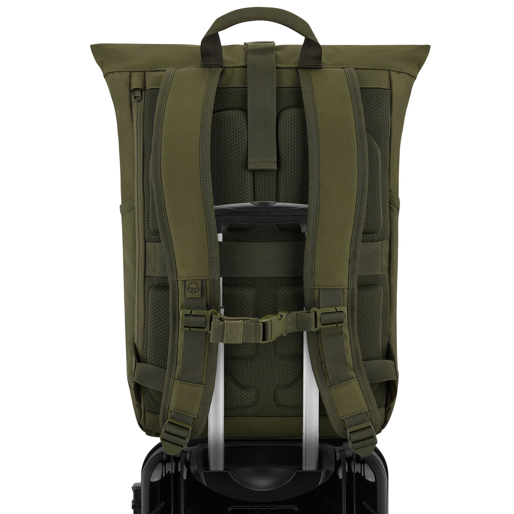 Rückseite des olivgrünen Rolltop Rucksacks 'Allen Large' mit gepolsterten Schultergurten und Befestigung an einem Rollkoffergriff