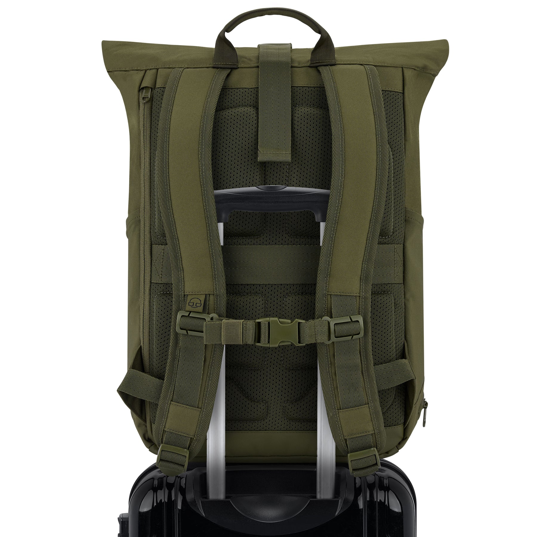 Rolltop Rucksack 'Allen Medium' in Olivgrün auf schwarzem Trolley-Griff steckend