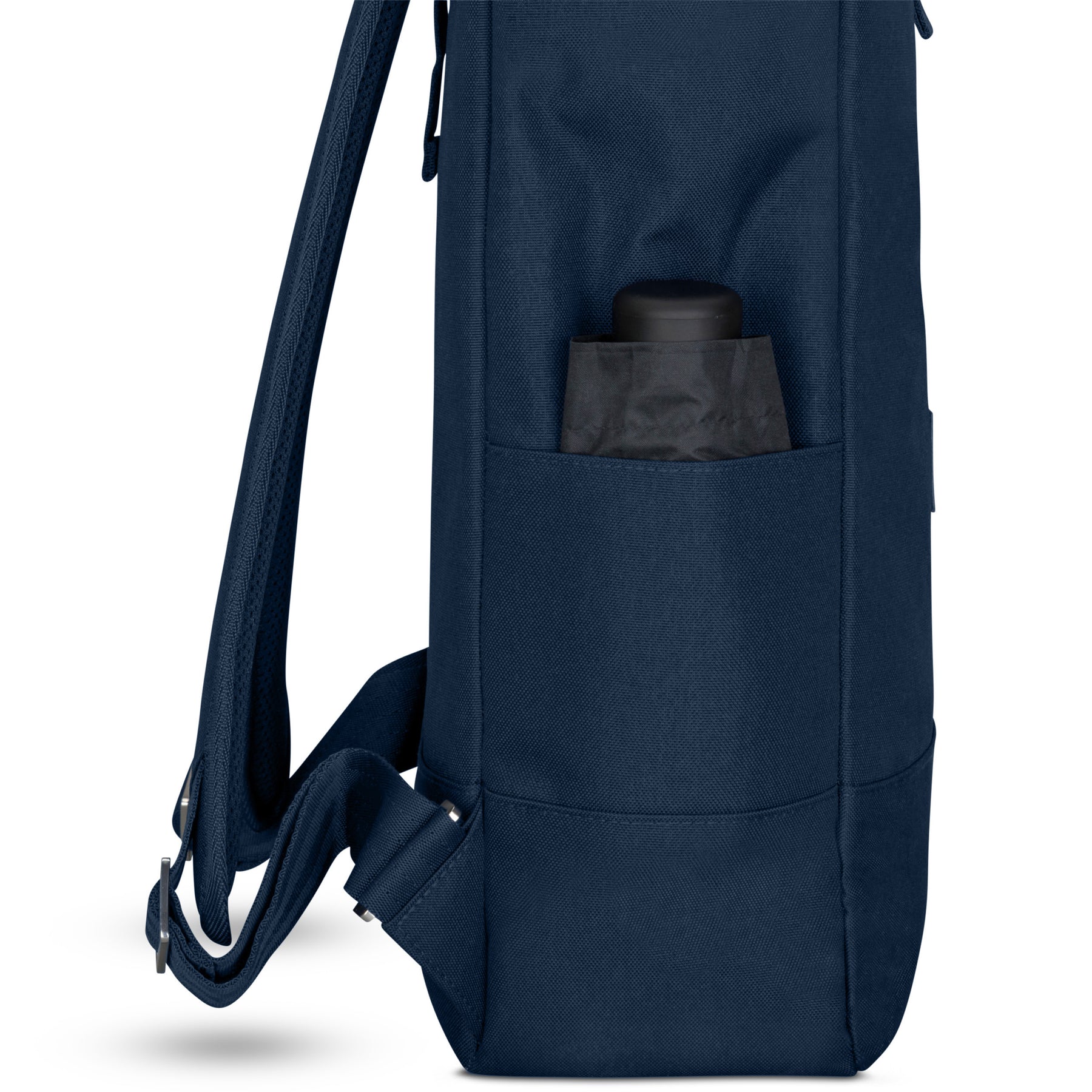 Seitliche Ansicht des dunkelblauen Johnny Urban Rolltop-Rucksacks 'Robin Large' mit seitlicher Tasche und einem herausragenden schwarzen Zubehör