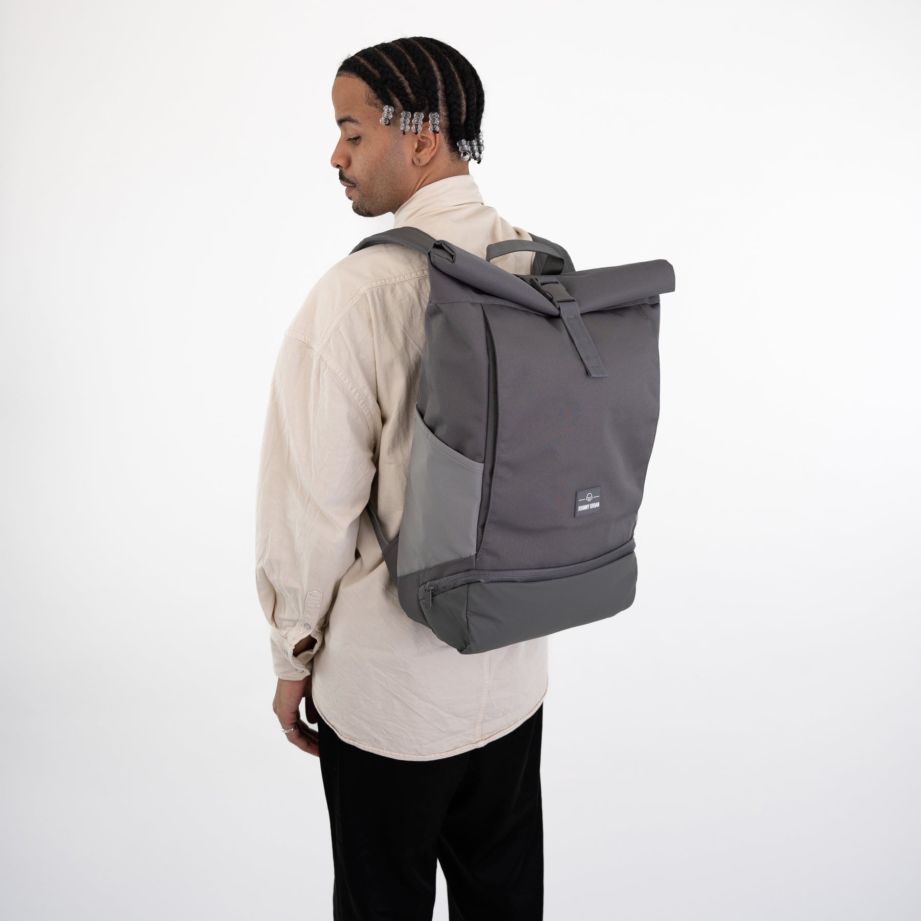 Mann trägt grauen Rolltop Rucksack 'Allen Large' von Johnny Urban mit Seitentaschen