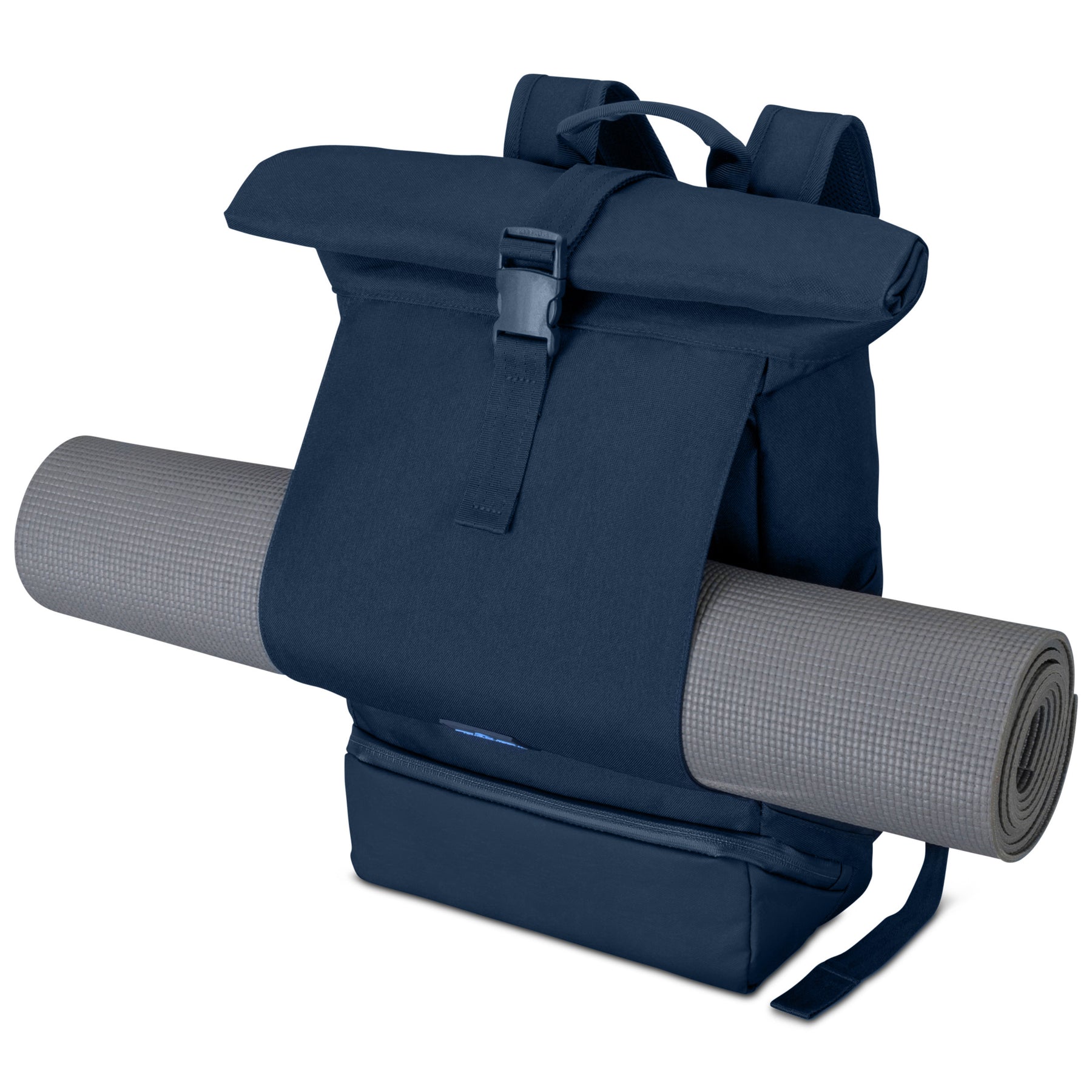Blauer Rolltop Rucksack 'Allen Medium' von Johnny Urban mit grauer Yogamatte in der äußeren Jackentasche