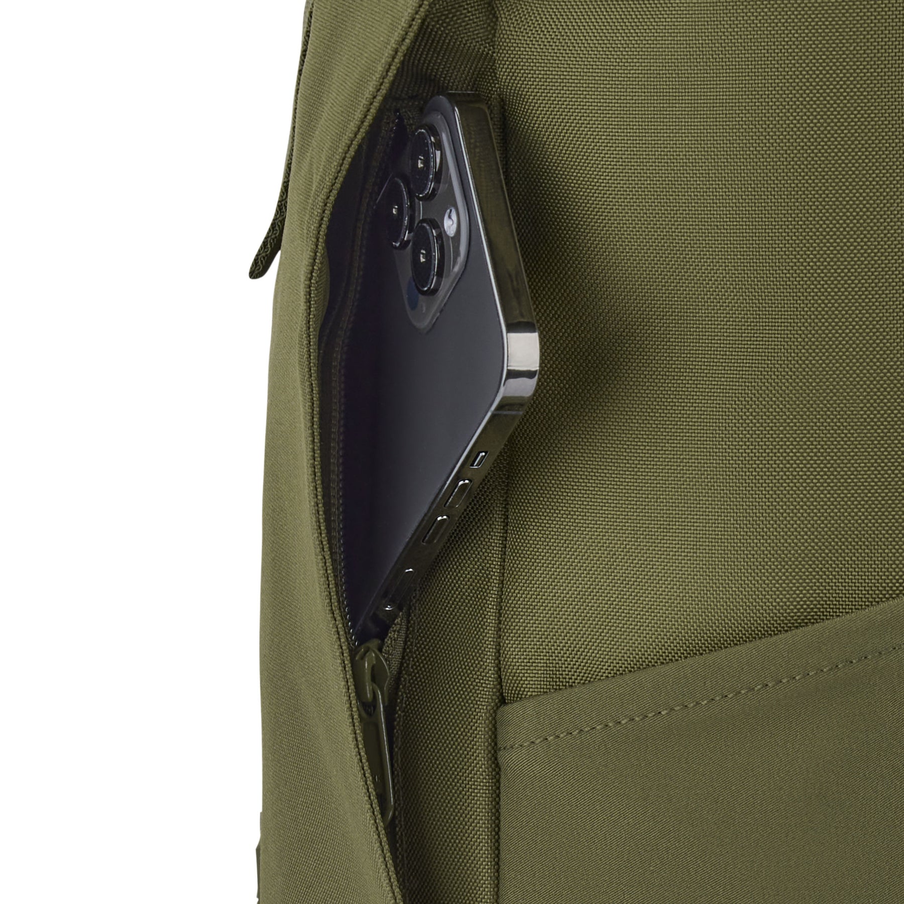 Seitliche Ansicht des olivgrünen Rolltop Rucksacks 'Allen Large' mit einem teilweise sichtbaren Smartphone in der Reißverschlusstasche