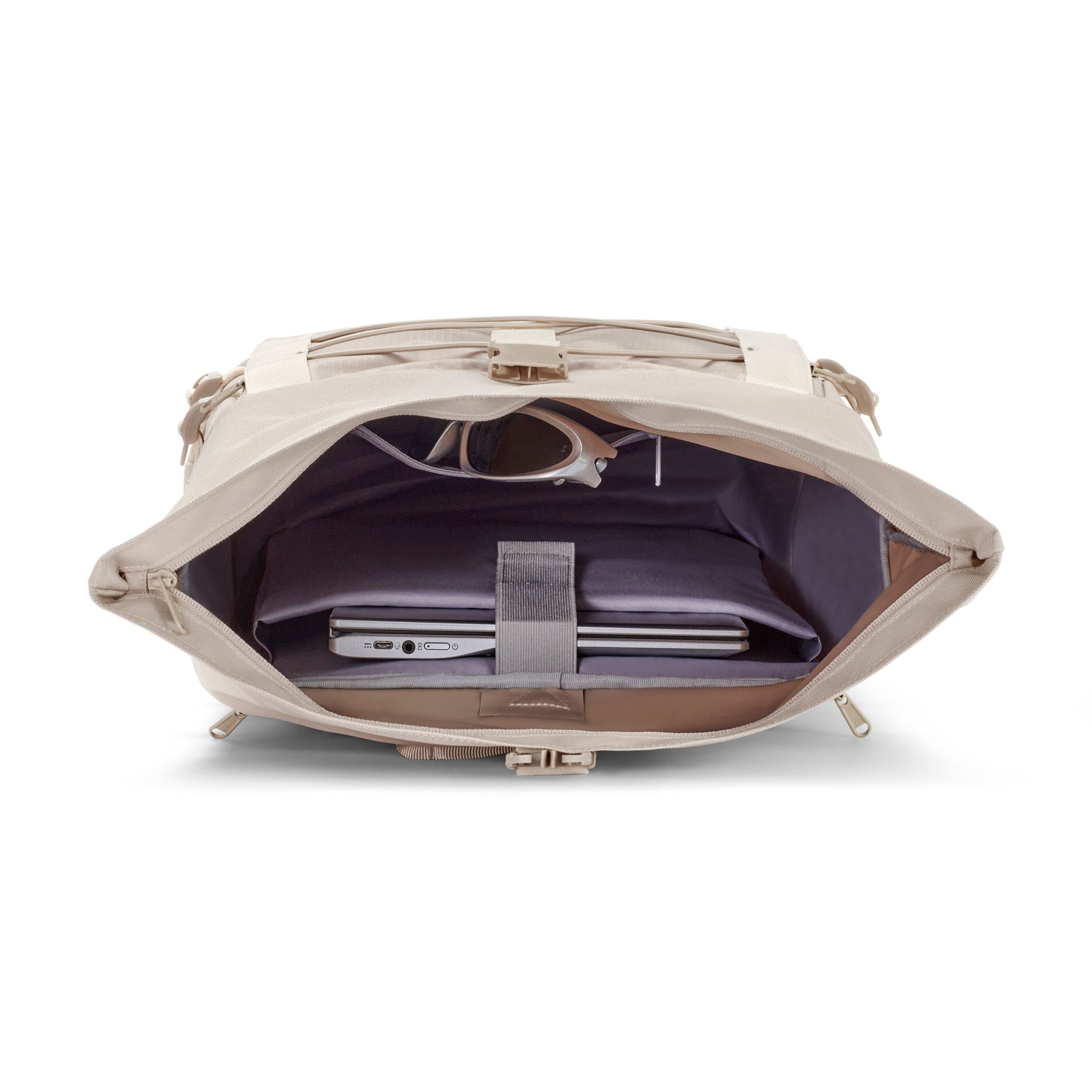 Offener Rolltop Rucksack 'Allen Large Move' in Sandfarbe mit Laptopfach und Sonnenbrille im Innenraum