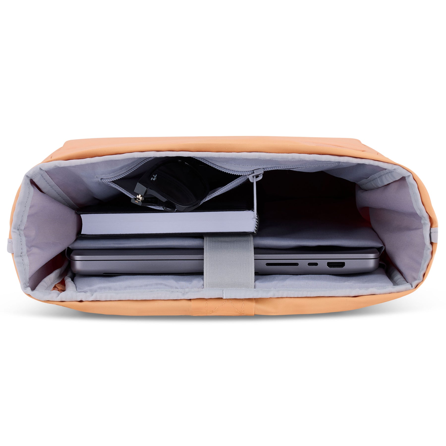 Innenansicht des Rolltop Rucksacks Allen Medium in Pfirsich mit Laptop, Notizbuch und Brille
