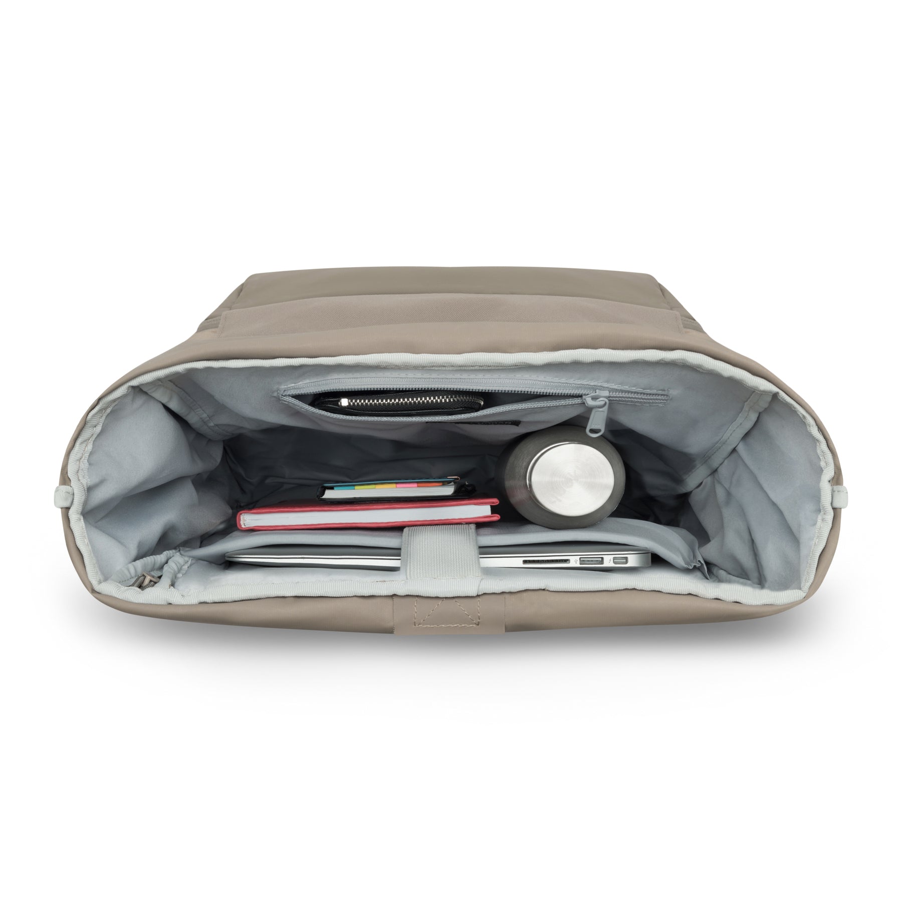 Offenes Laptopfach im Rolltop Rucksack Allen Large in desert grey mit Laptop, Notizbüchern, Wasserflasche und Zubehör