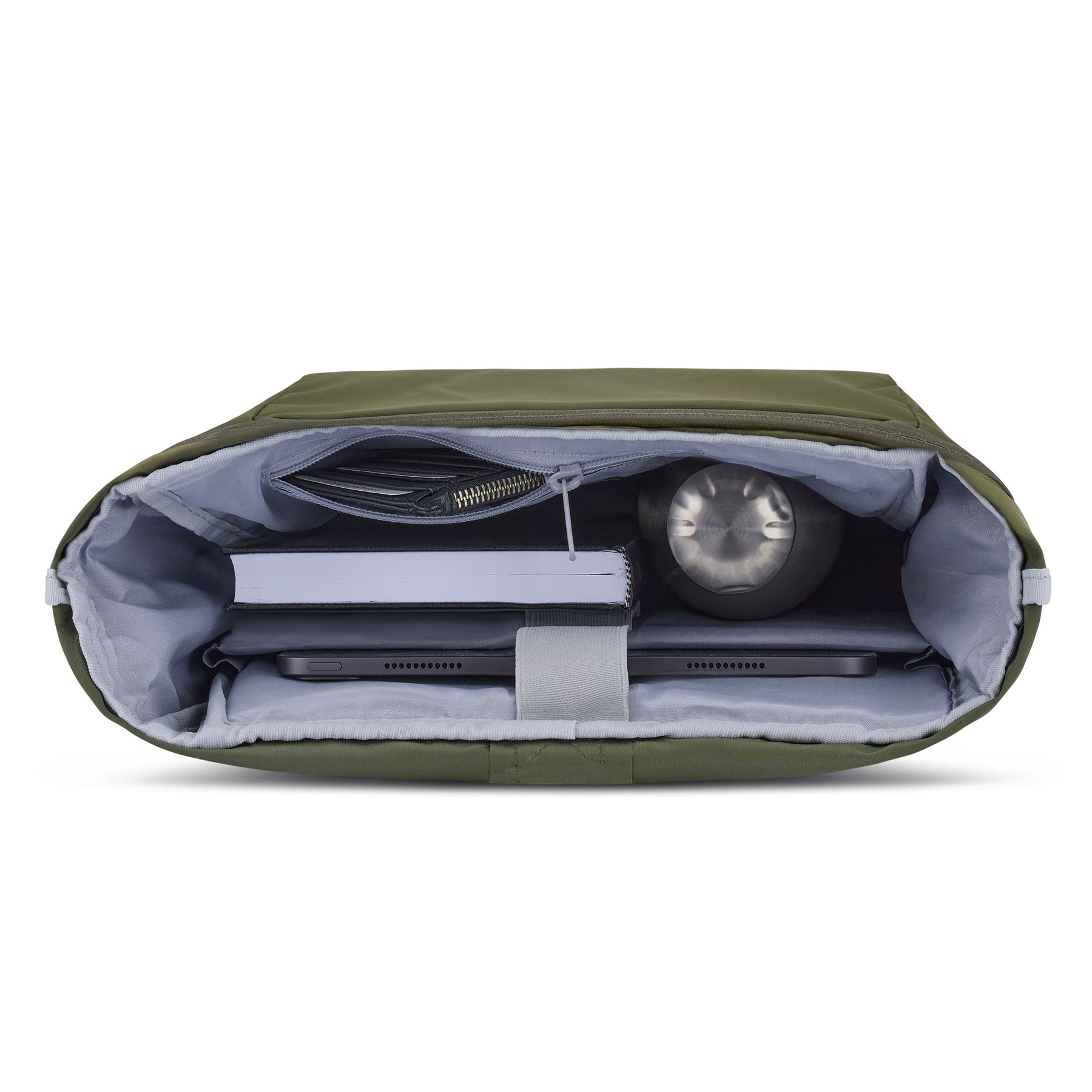 Olivegrüner Rolltop Rucksack 'Allen Medium' mit Laptopfach, Buch, Wasserflasche und Geldbörse von oben geöffnet