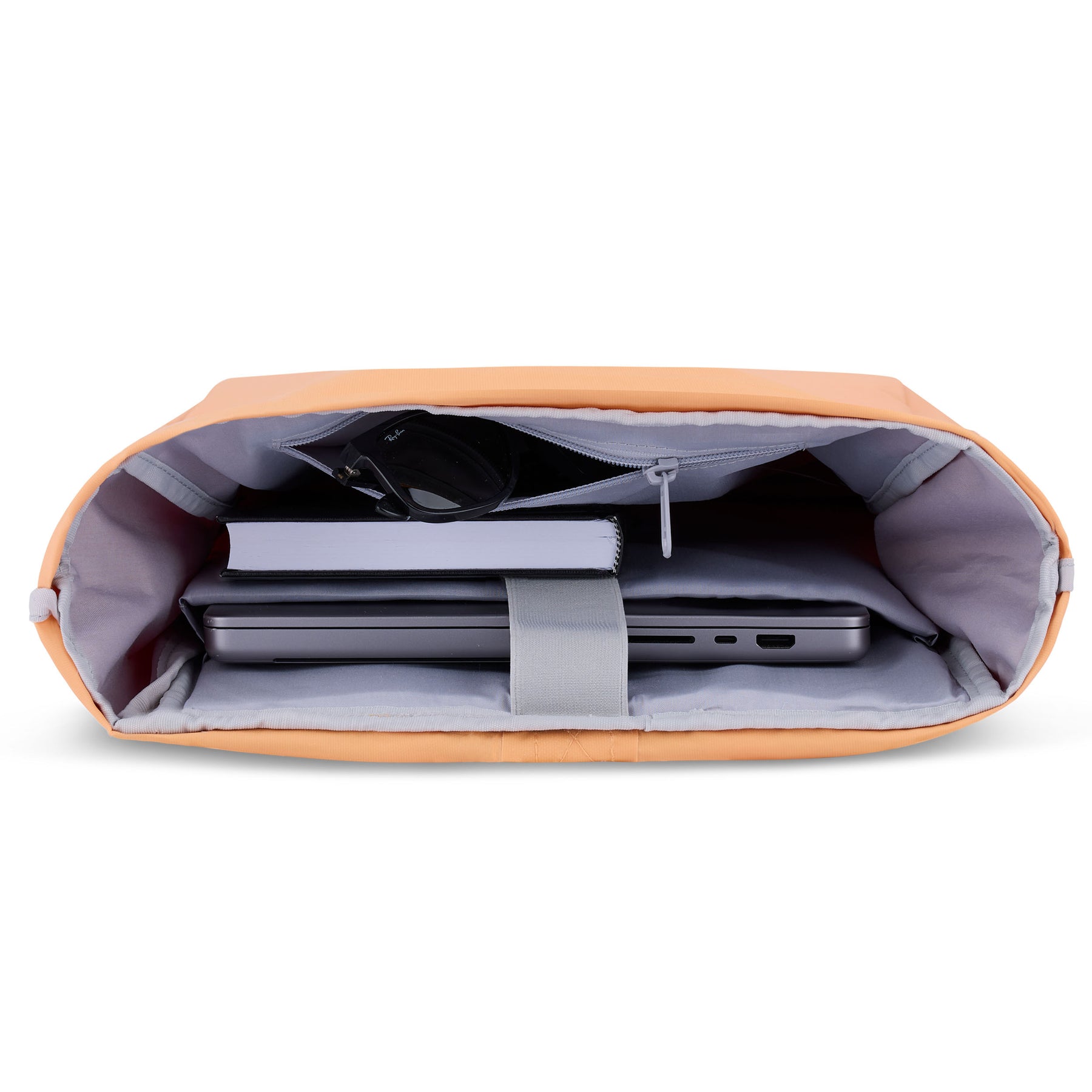 Innenansicht des Rolltop Rucksacks "Allen Large" in Pfirsich mit Laptopfach, Buch und Sonnenbrille