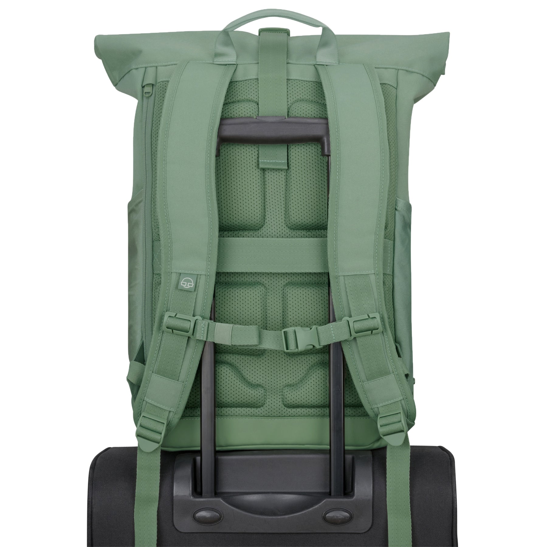 Rückansicht des grünen Rolltop-Rucksacks 'Allen Large' von Johnny Urban auf einem Trolley-Griff