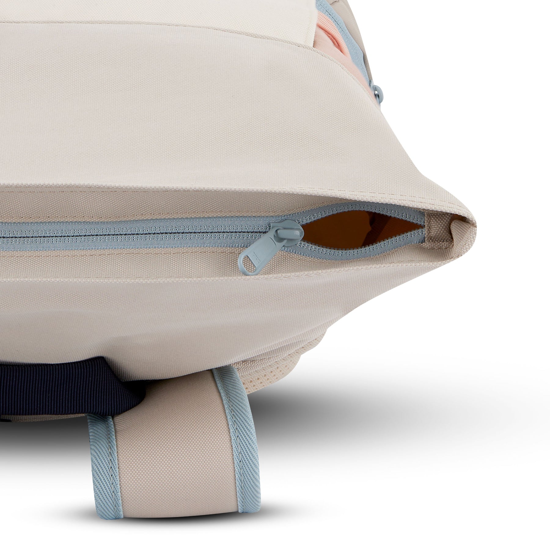 Beiger Rolltop-Rucksack 'Allen Large' mit hellem Reißverschluss und Trageschlaufe aus Canvas-Material