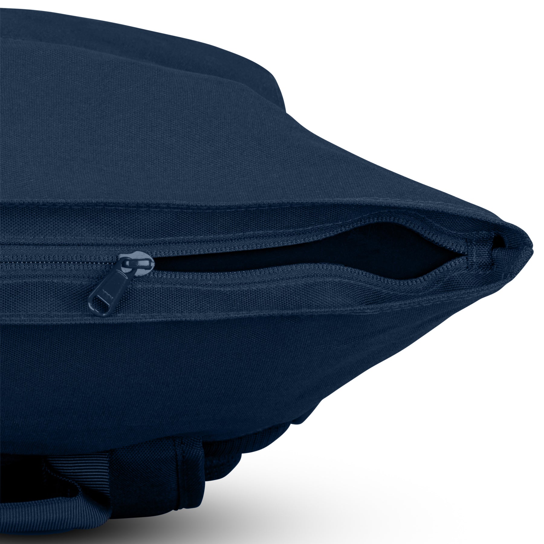 Blauer Rolltop-Rucksack Allen Medium von Johnny Urban mit geöffnetem Reißverschluss