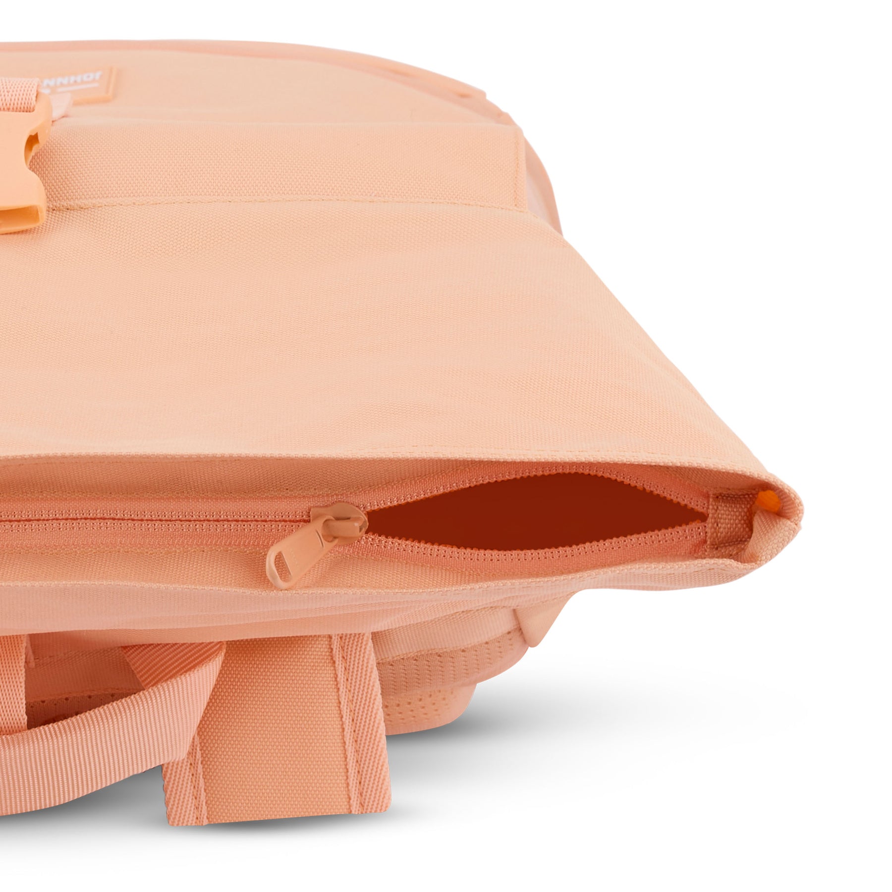 Rolltop Rucksack Allen Medium in Pfirsich mit geöffnetem Reißverschluss