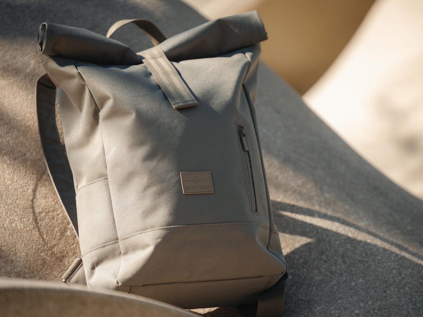 nachhaltiger Rolltop Rucksack Robin medium in desert grey - Johnny Urban