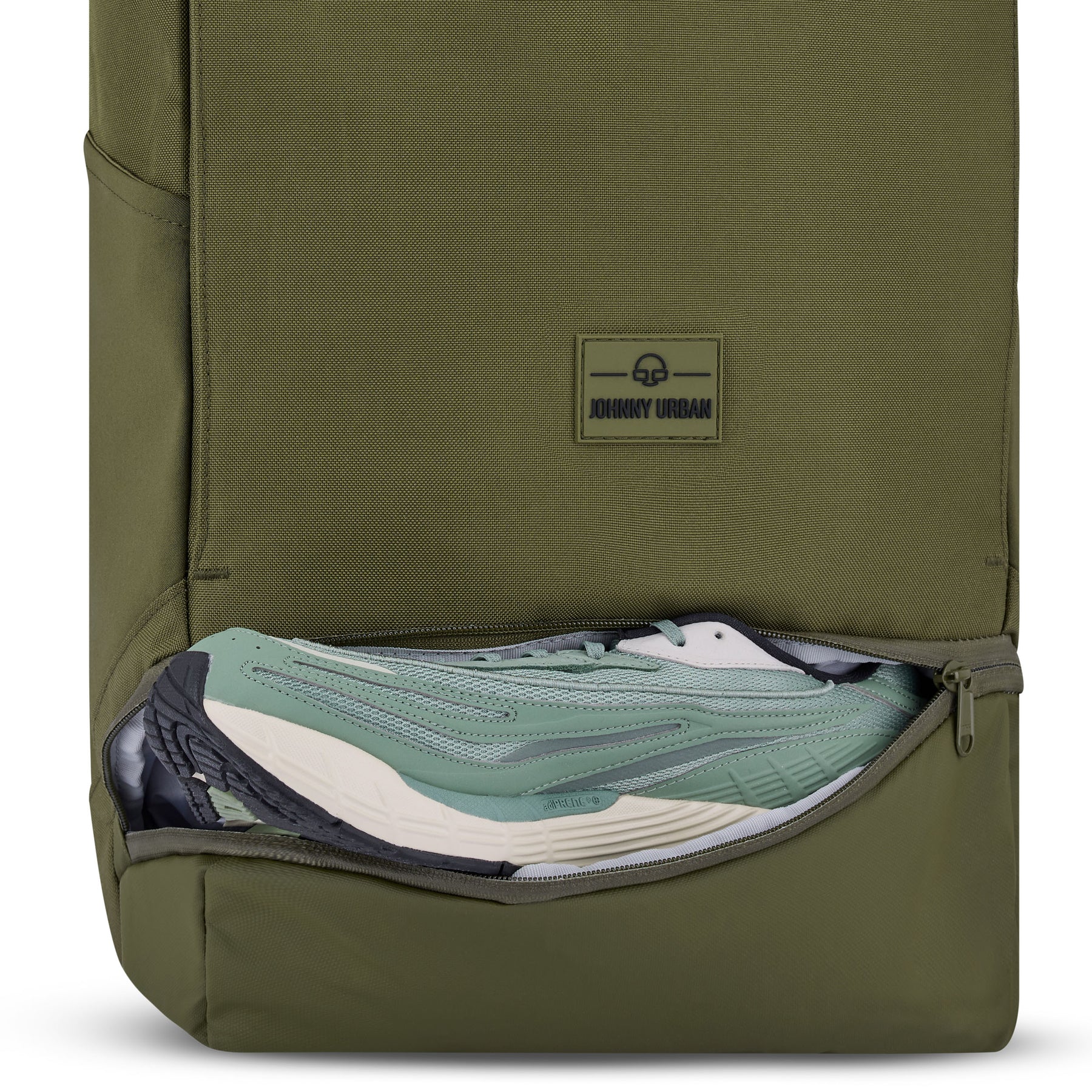Johnny Urban Rolltop Rucksack 'Allen Large' in Olivgrün mit offenem Schuhfach und grün-weißen Sneakern
