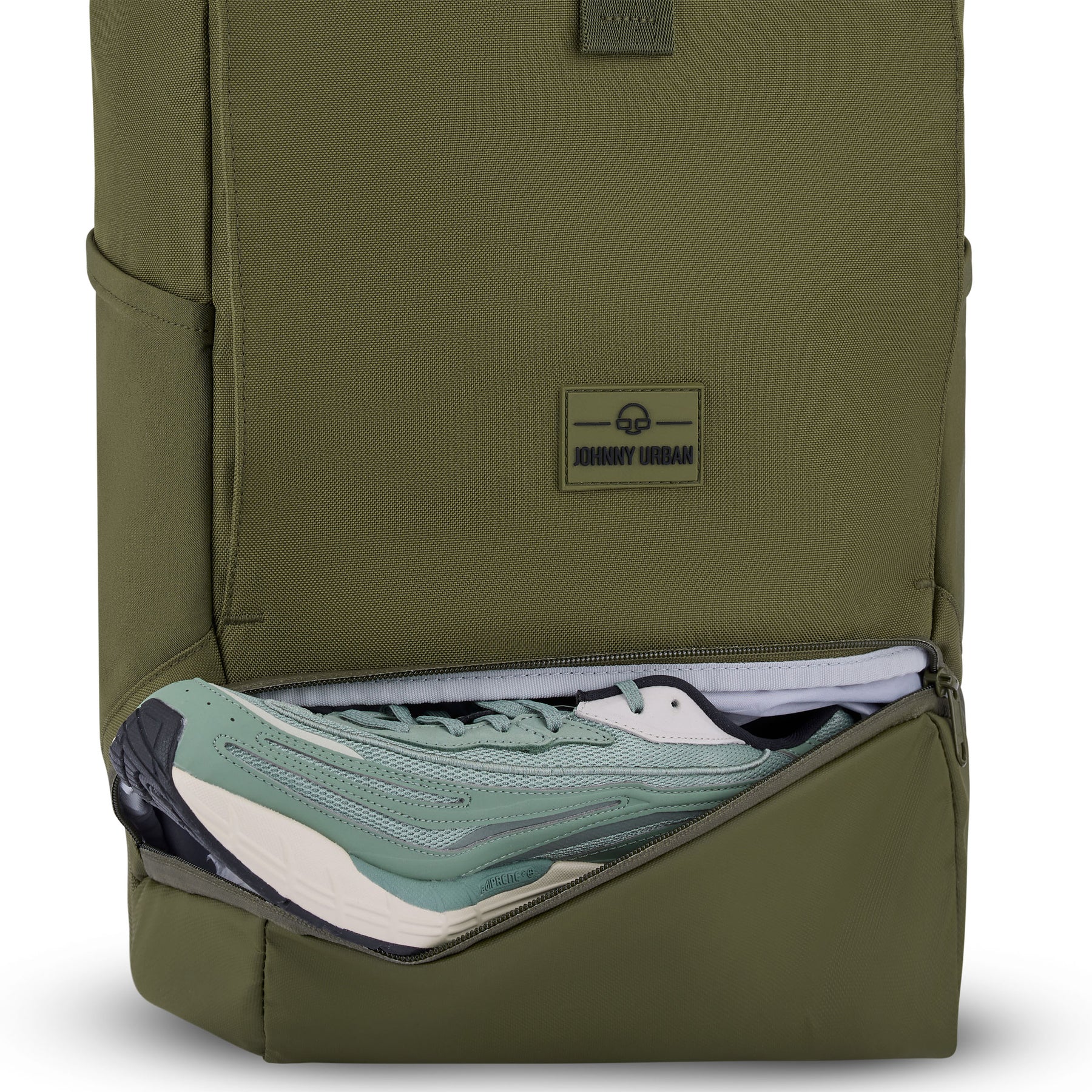 Olivegrüner Rolltop Rucksack 'Allen Medium' von Johnny Urban mit geöffnetem Schuhfach und hellgrün-weißen Sportschuhen