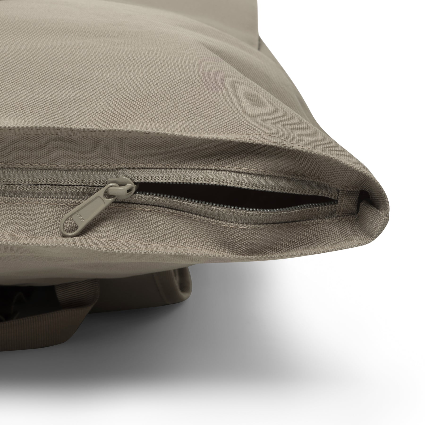 Nahaufnahme eines Reißverschlusses am Rolltop Rucksack 'Allen Large' in desert grey