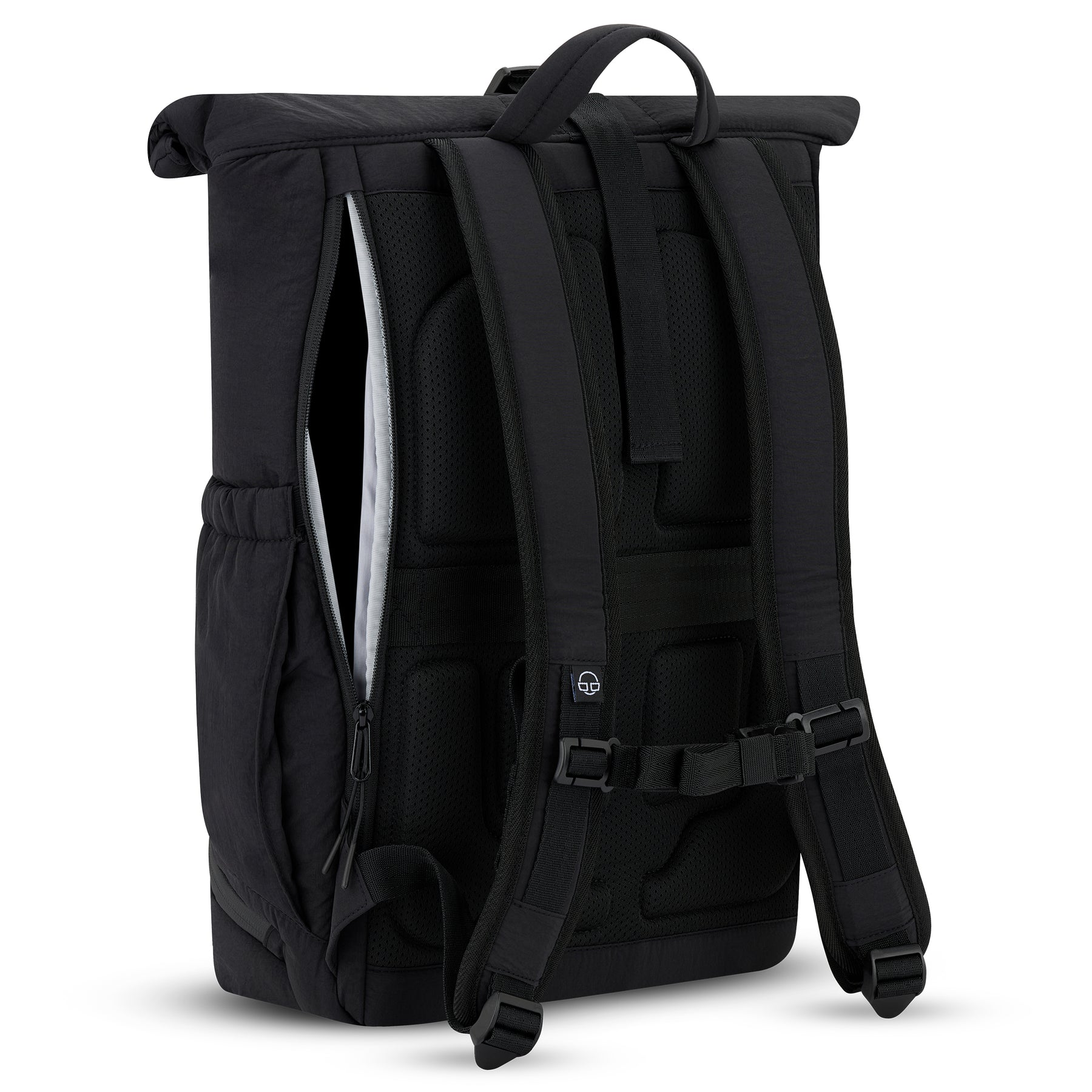 Schwarzer Rolltop Rucksack 'Kyle' von Johnny Urban mit gepolsterten Rücken- und Schultergurten und Schnellzugriff-Reißverschluss seitlich