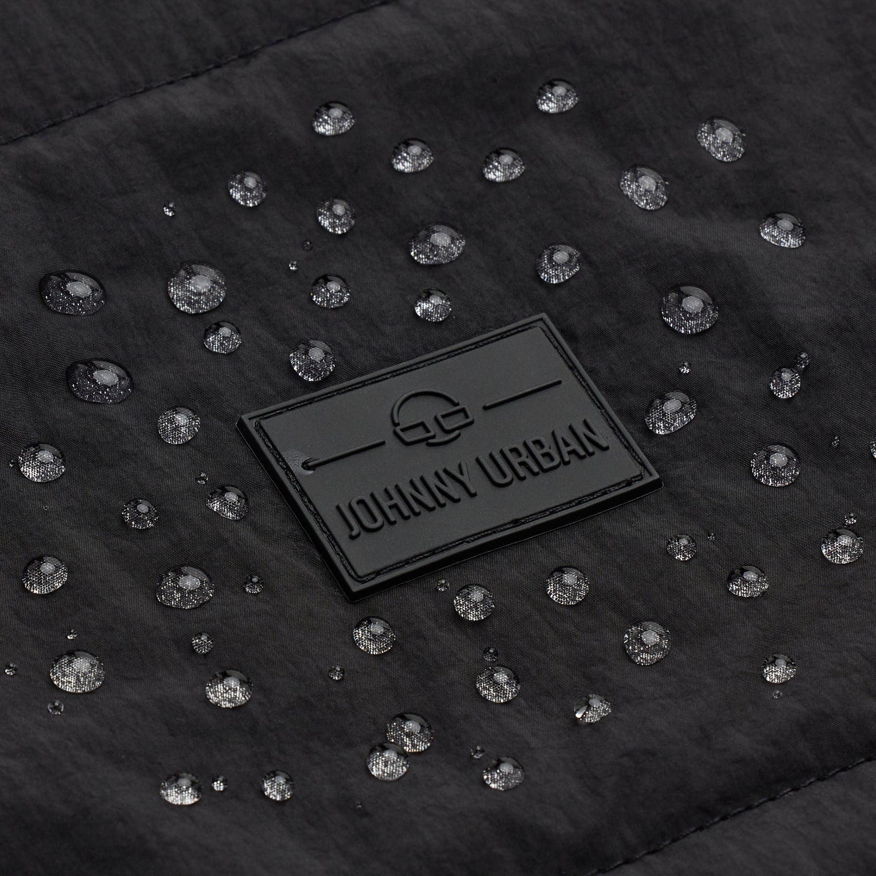 Wasserabweisendes gestepptes Material mit Johnny Urban Logo auf dem Rolltop Rucksack Kyle