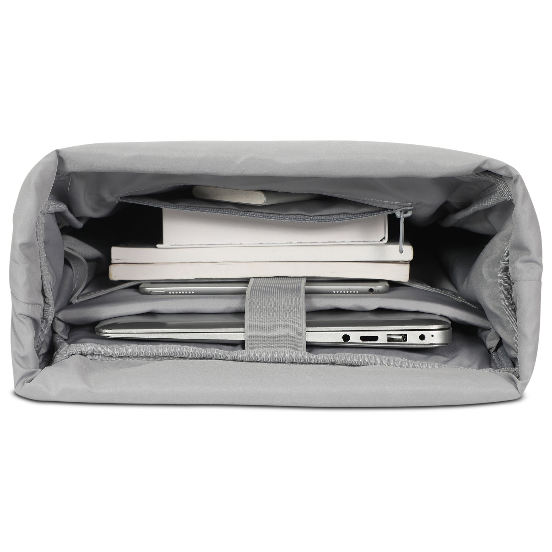 Innenansicht des grauen Rolltop Rucksack Harvey Large mit mehreren Fächern und ausgestatteten Laptop, Tablet und Büchern