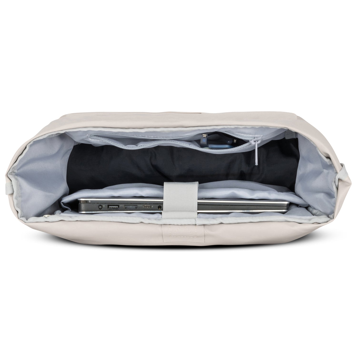 Rolltop Rucksack Allen Large beige geöffnet, mit Laptop und kleiner Tasche im Innenfach