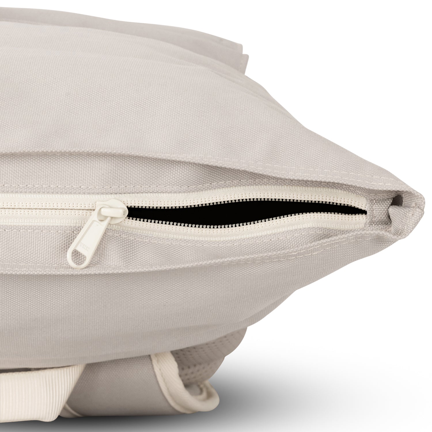 Beige Rolltop Rucksack ‚Allen Large‘ offen mit sichtbarem Reißverschluss und Stoffstruktur