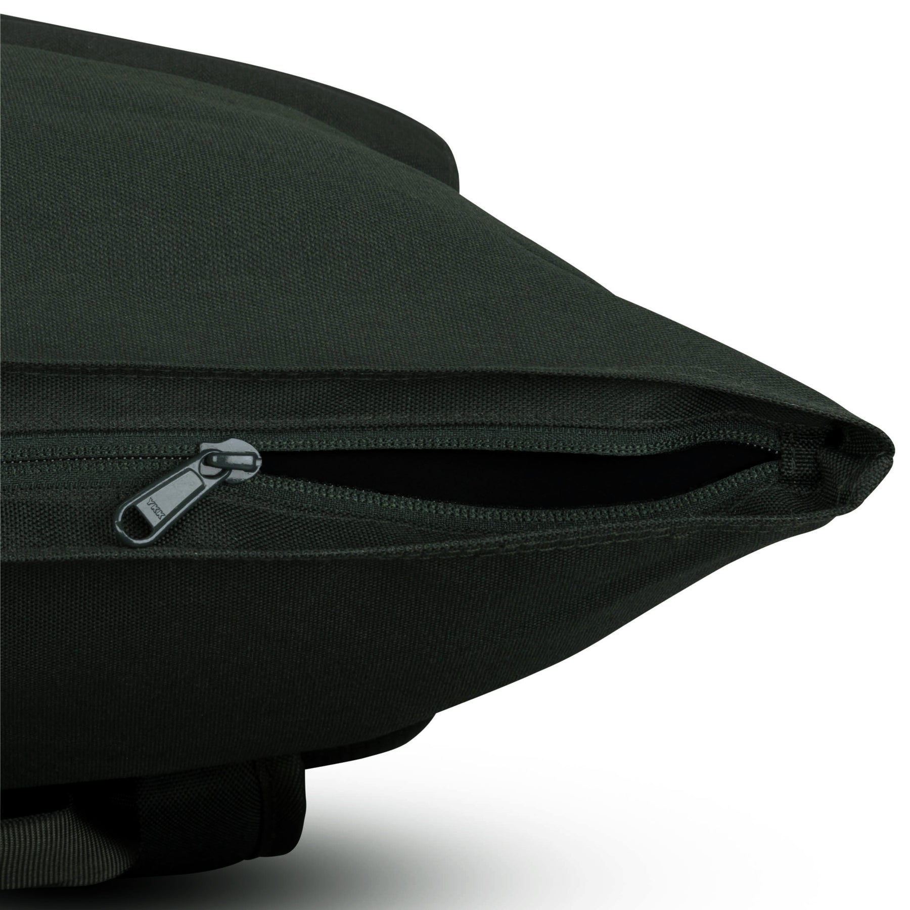 Nahe Ansicht des geöffneten Reißverschlusses am grünem Rolltop-Rucksack 'Robin Medium' von Johnny Urban