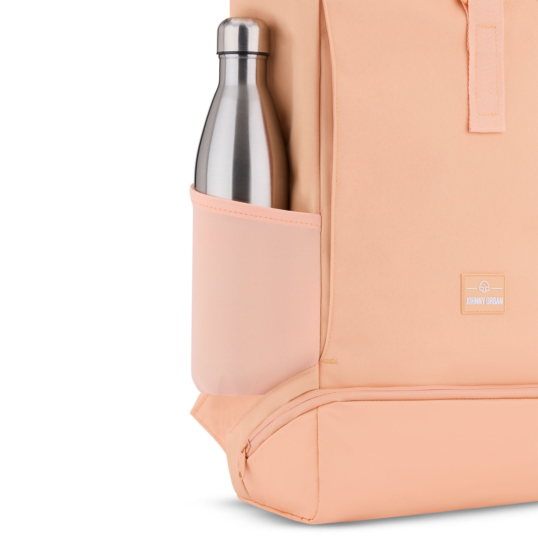 Pfirsichfarbener Rolltop-Rucksack 'Allen Large' mit Edelstahl-Trinkflasche in der seitlichen Tasche