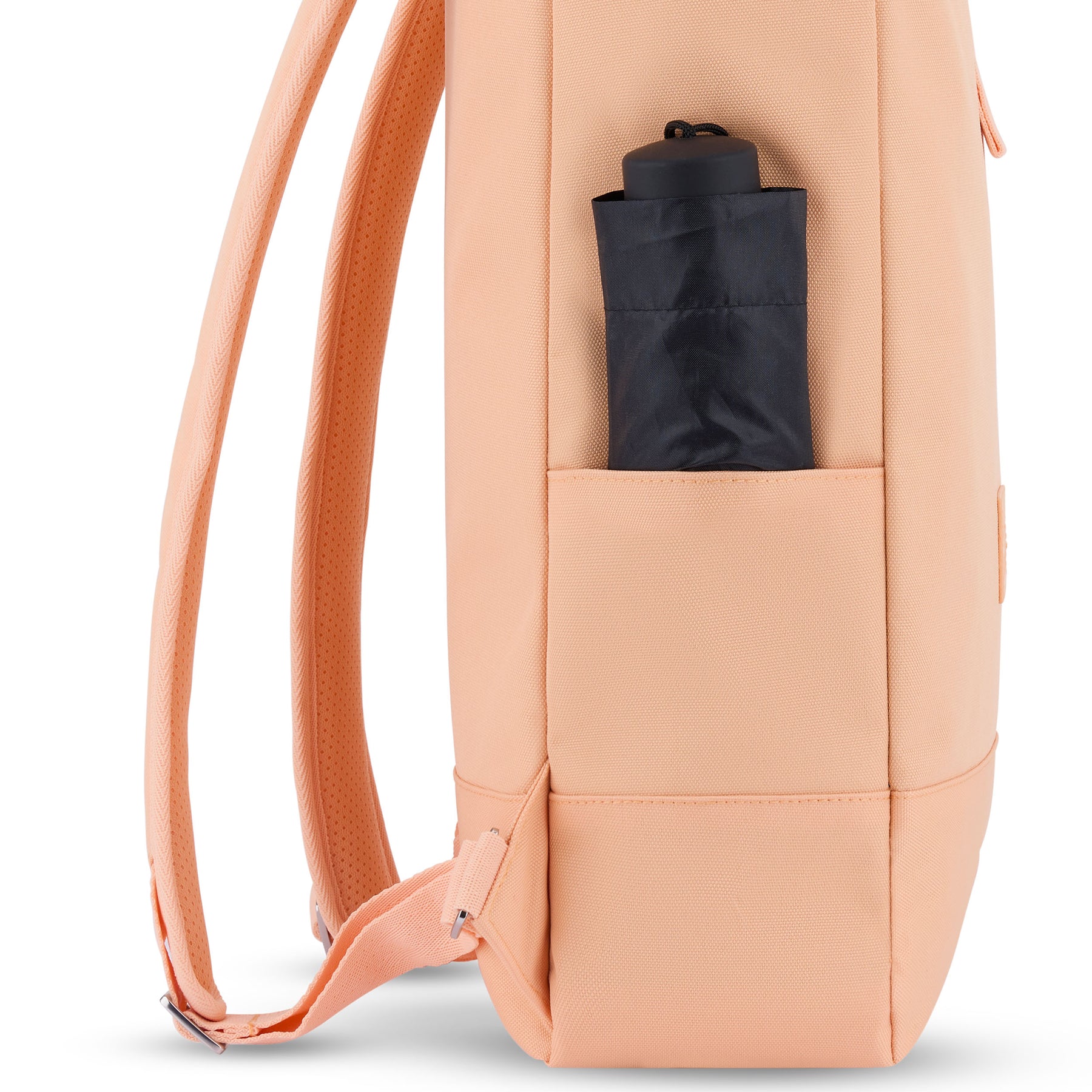 Seitentasche des Rolltop Rucksacks 'Robin Medium' in Pfirsich mit schwarzem Regenschirm darin