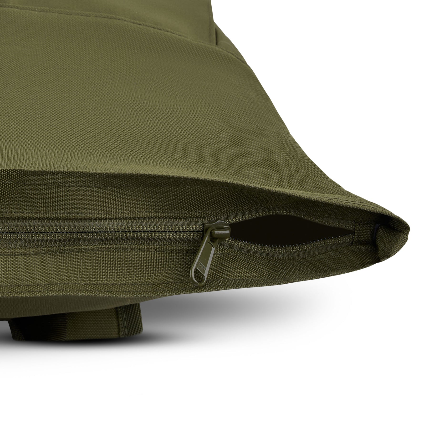 Nahe Aufnahme des olivgrünen Reißverschlusses am Boden des Rolltop-Rucksacks Allen Large