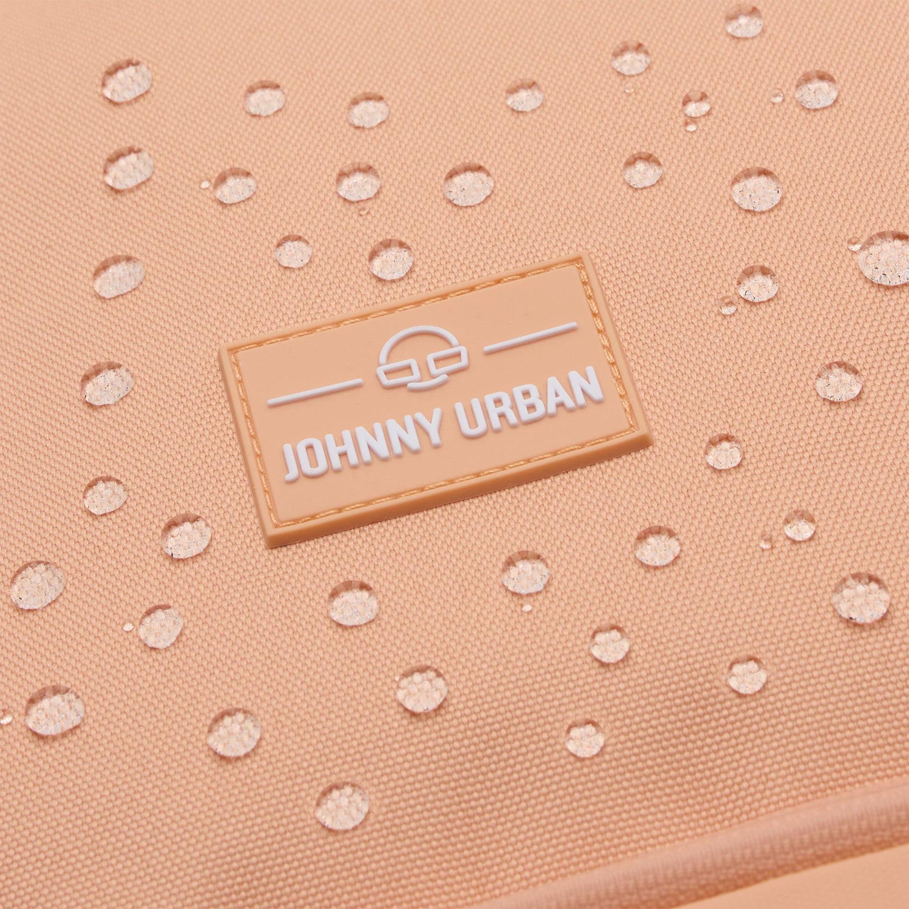 Wasserabweisendes Material des apricotfarbenen Rolltop Rucksacks 'Allen Medium' von Johnny Urban mit Logo und Wassertropfen