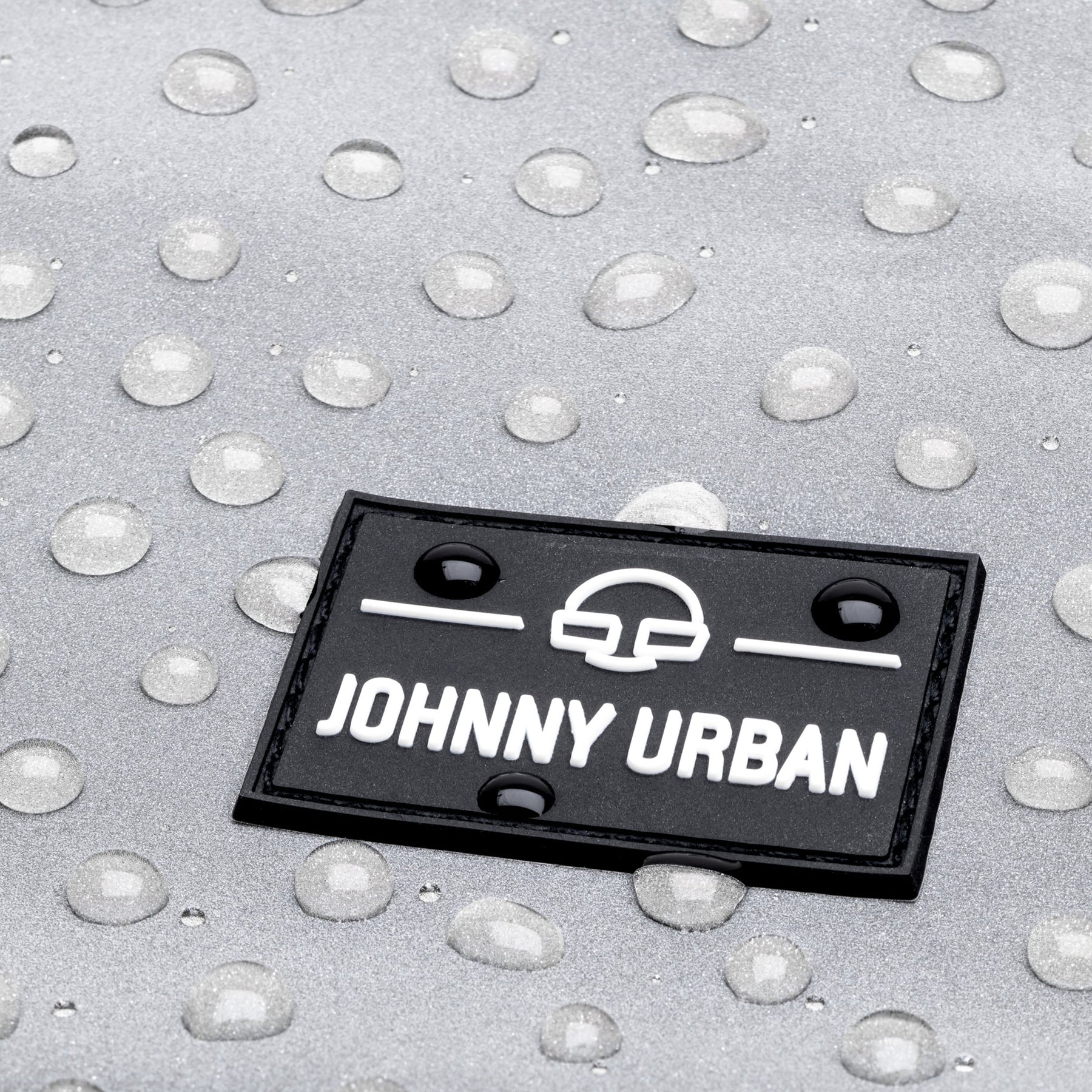 Reflektierendes Material mit Wassertröpfchen und Johnny Urban Logo auf Rolltop Rucksack Allen Large