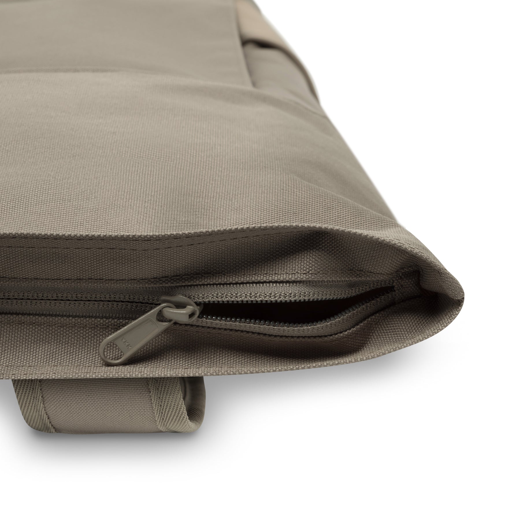 Nahaufnahme des Reißverschlusses am Rolltop Rucksack 'Allen Medium' in desert grey