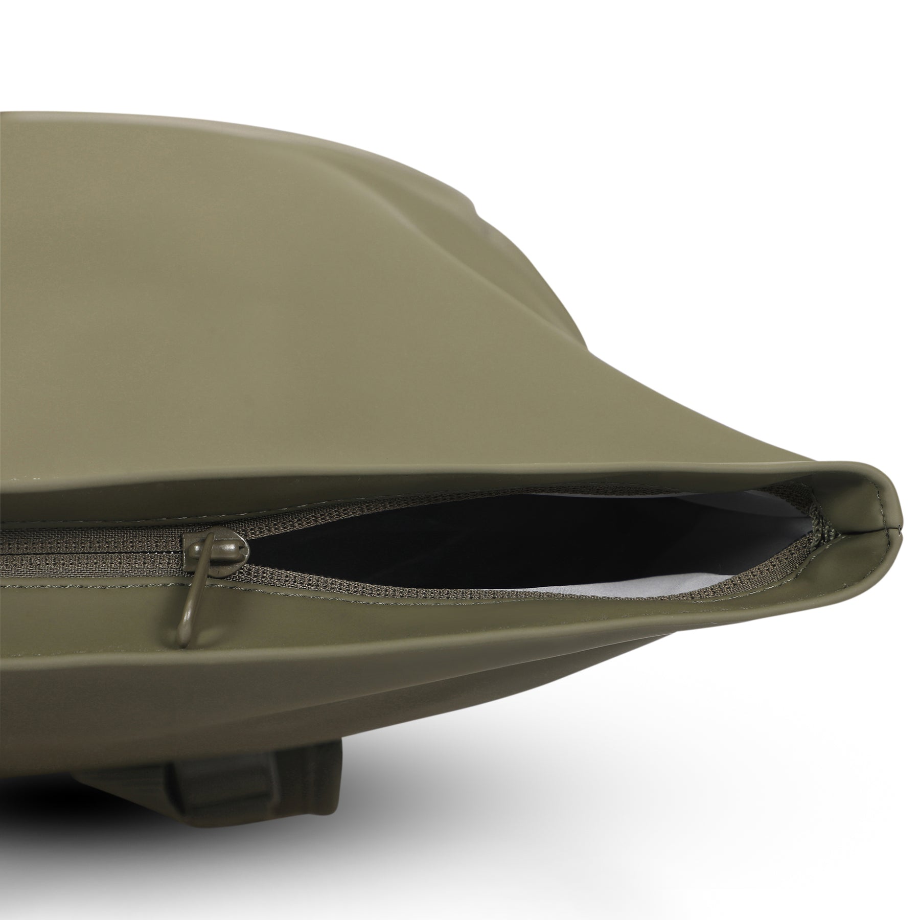 Detailaufnahme des geöffneten Reißverschlussfachs am Rolltop Rucksack 'Harvey Large' in Olivgrün