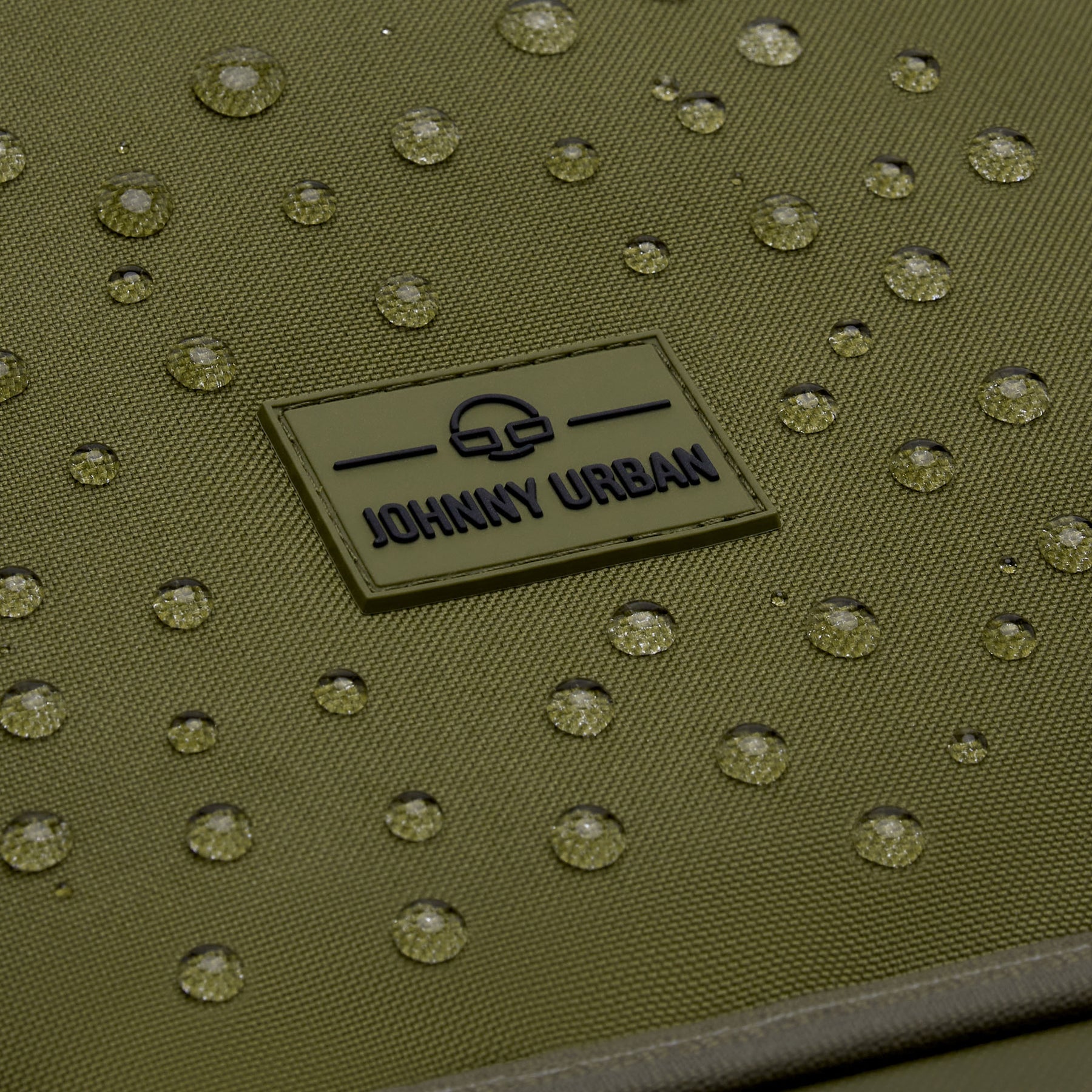 Wasserabweisendes olivgrünes Material des Rolltop Rucksacks 'Allen Large' mit 'Johnny Urban' Logo