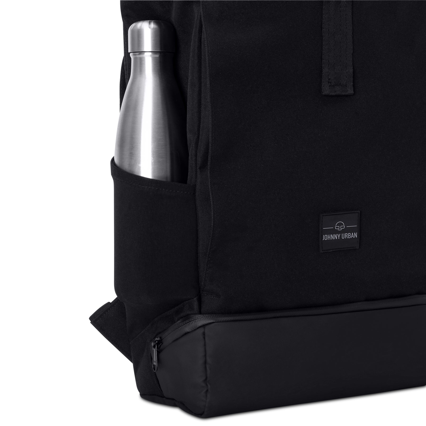 Schwarzer Rolltop Rucksack 'Allen Medium' von Johnny Urban mit seitlicher Tasche und silberner Metallflasche