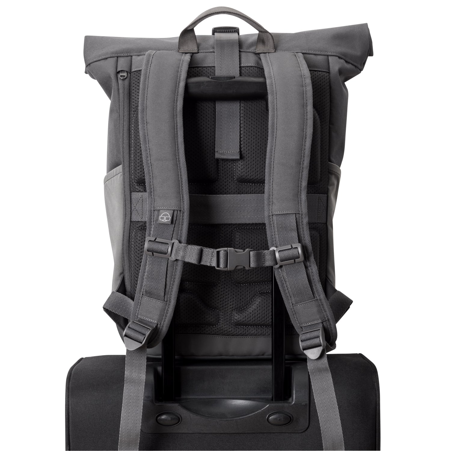Rückansicht des dunkelgrauen Rolltop Rucksacks "Allen Medium" mit gepolsterten Schultergurten und befestigt am Griff eines Reisekoffers