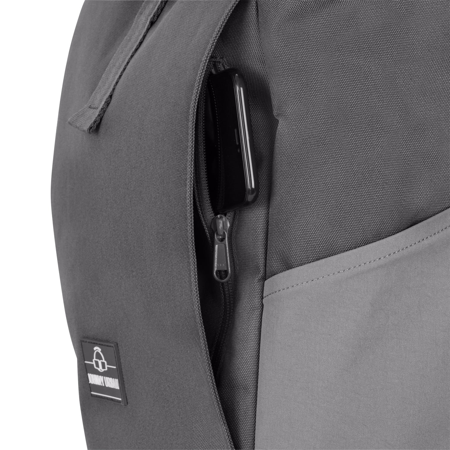 Dunkelgrauer Rolltop Rucksack "Allen Medium" von Johnny Urban mit seitlichem Reißverschlussfach, Smartphone sichtbar