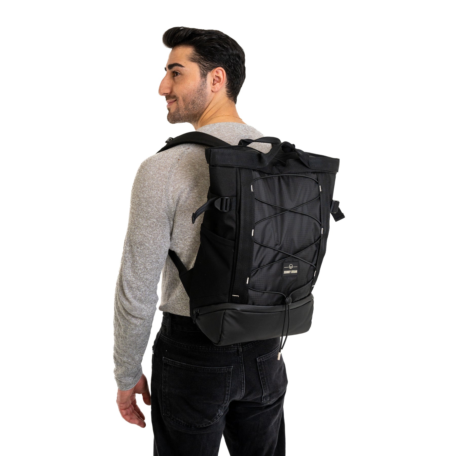 Mann trägt schwarzen Johnny Urban Rucksack 'Harper' mit Kordelzug vorne