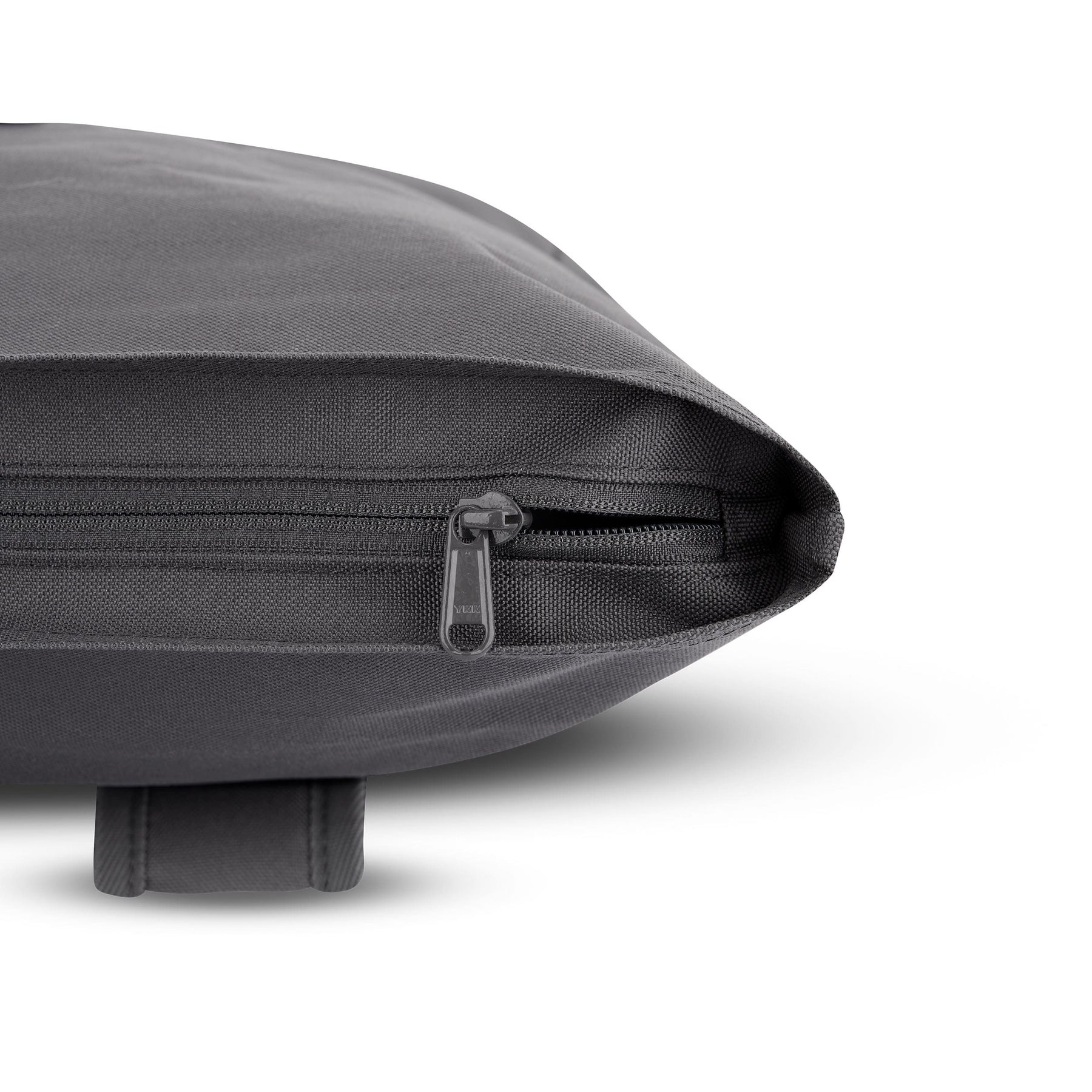 Rolltop Rucksack 'Robin Medium' schwarze Naht- und Reißverschlussdetails, sicher auf Fahrradgepäckträger befestigt