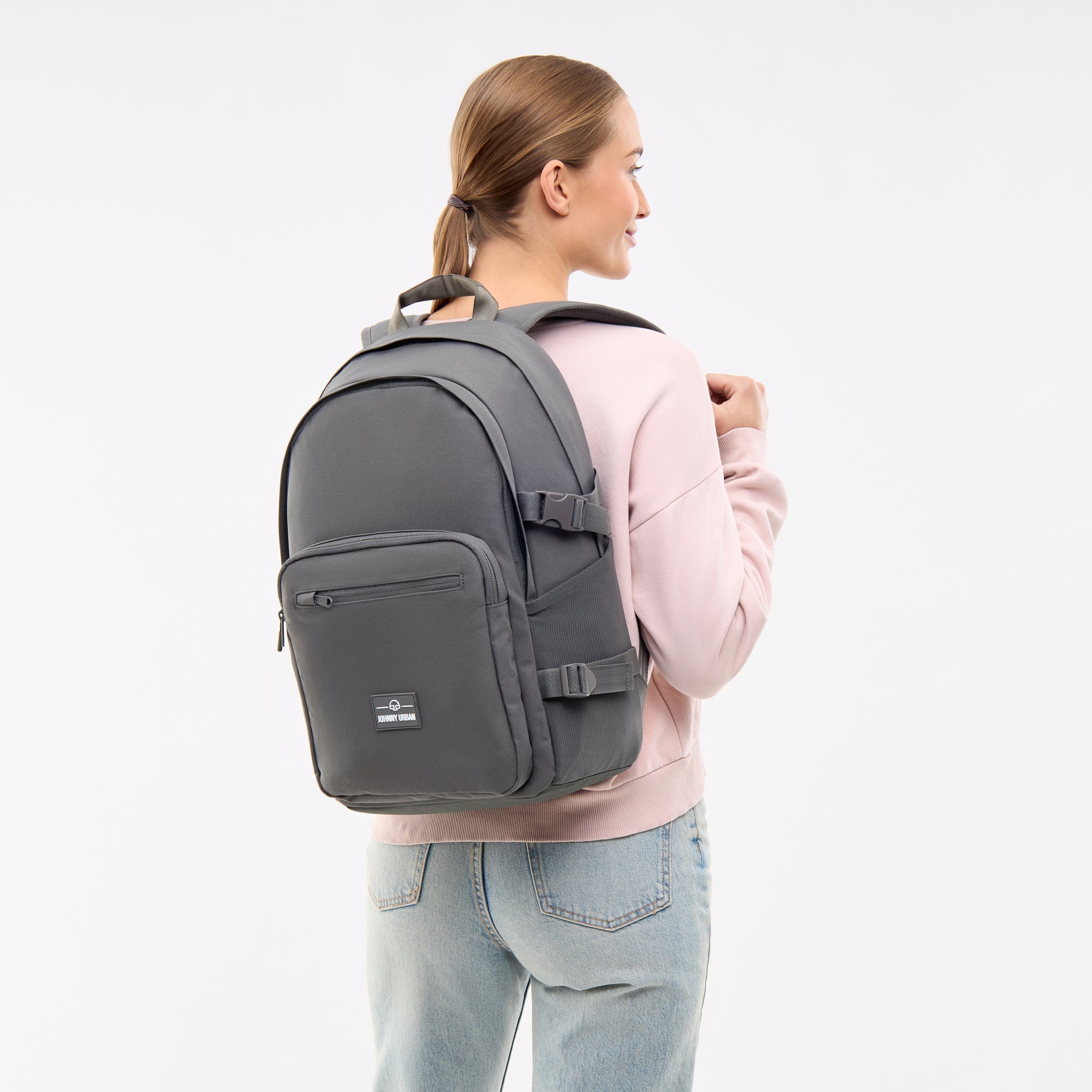 Frau trägt dunkelgrauen Rucksack ‚Lian‘ von Johnny Urban mit Fronttasche und verstellbaren Seitenbändern