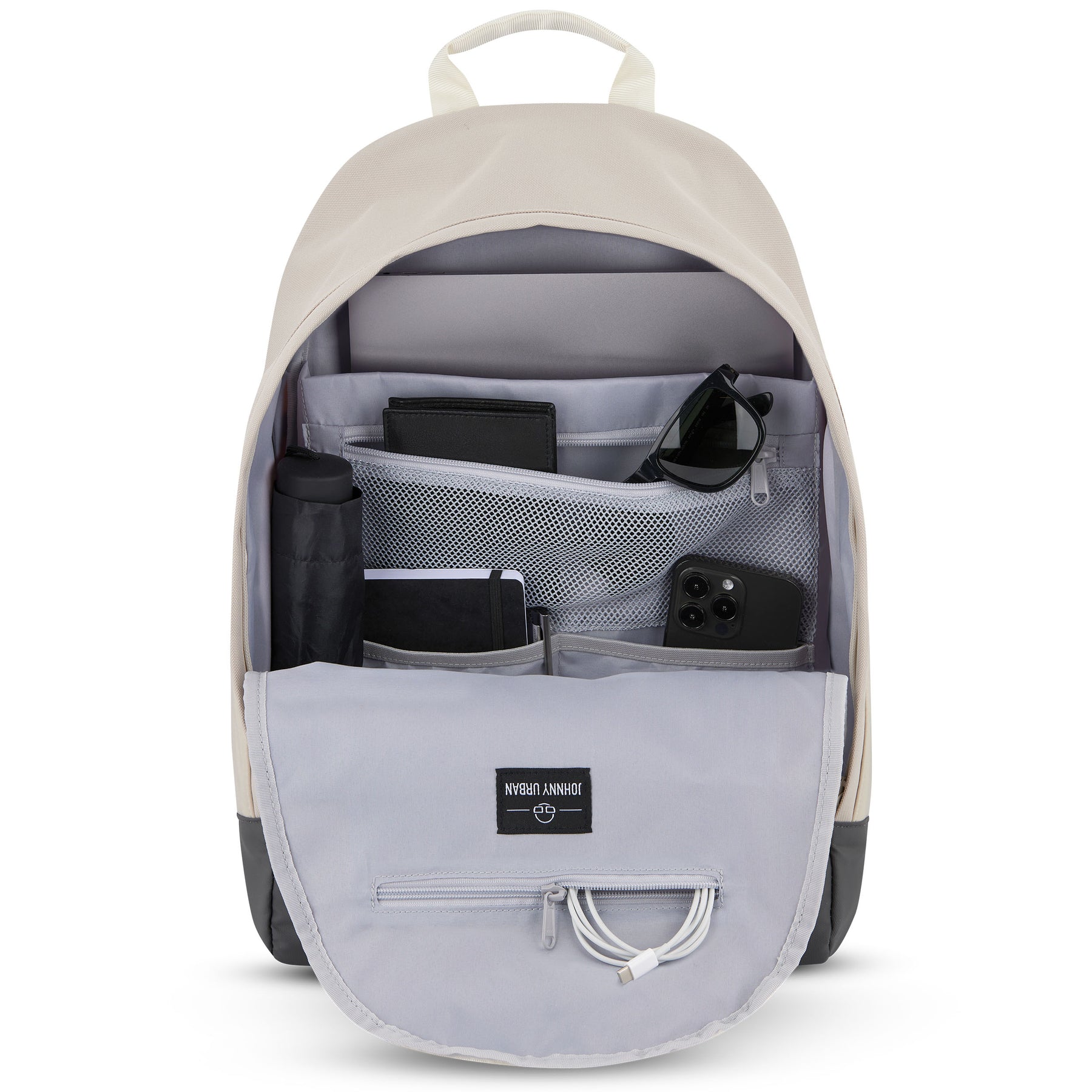 Beiger und grauer Rucksack Neo von Johnny Urban geöffnet, zeigt Innenfächer mit Sonnenbrille, Smartphone, Geldbörse, Regenschirm und Kabeln